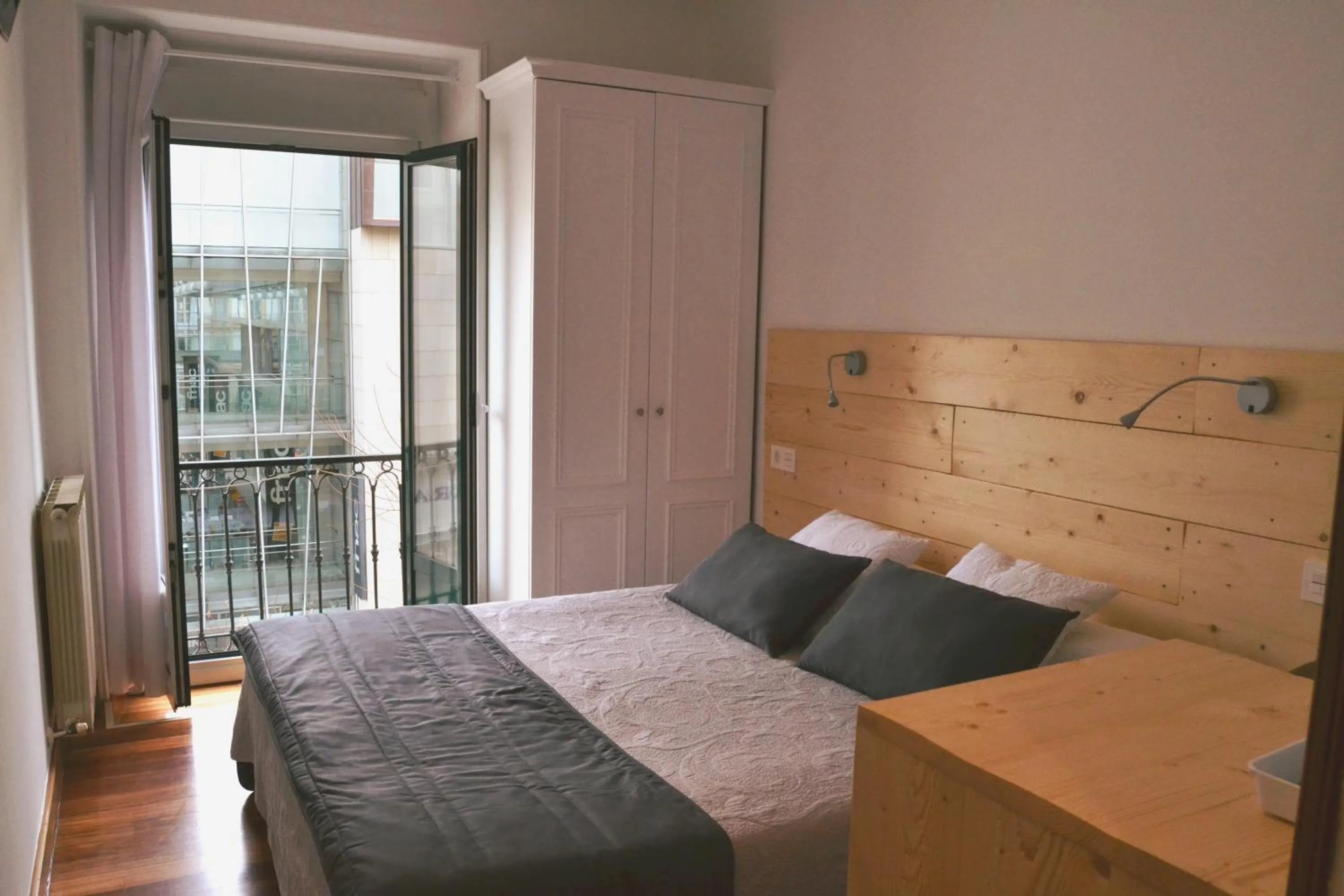 Photo of the whole room, Bed in Pensión Urkia