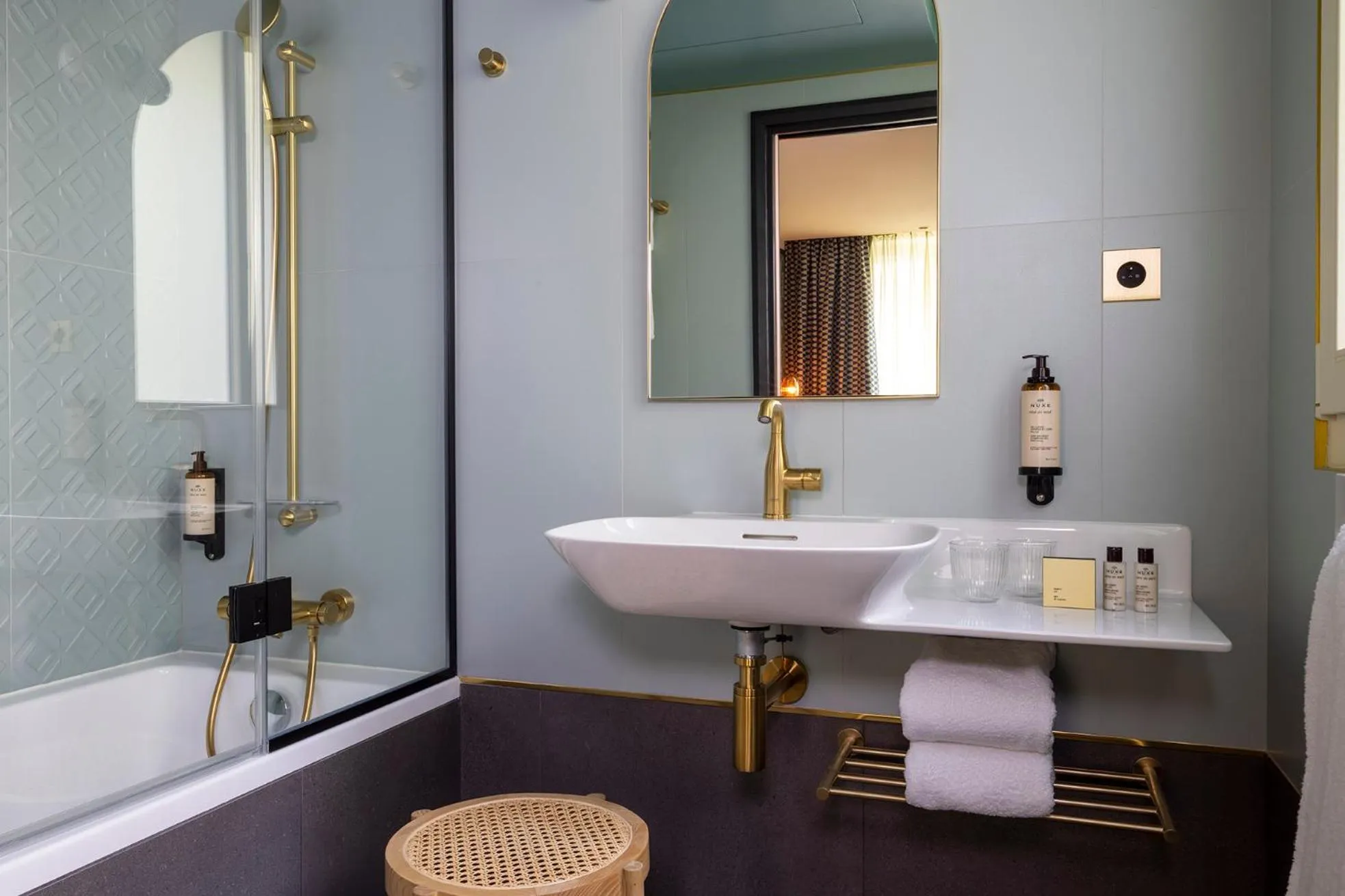 Bathroom in Hôtel Jardin de Cluny