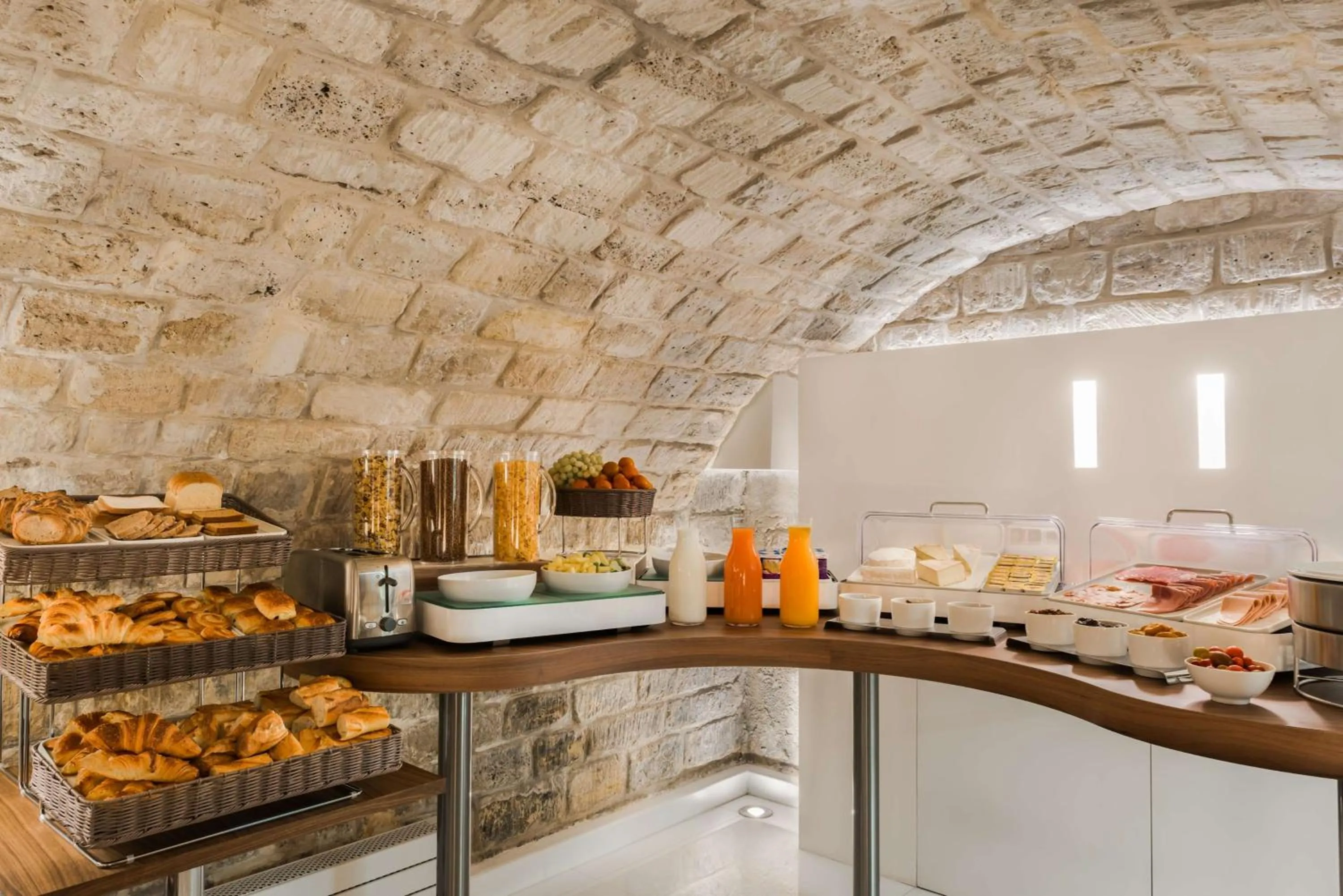 Restaurant/places to eat in Hôtel Jardin de Cluny