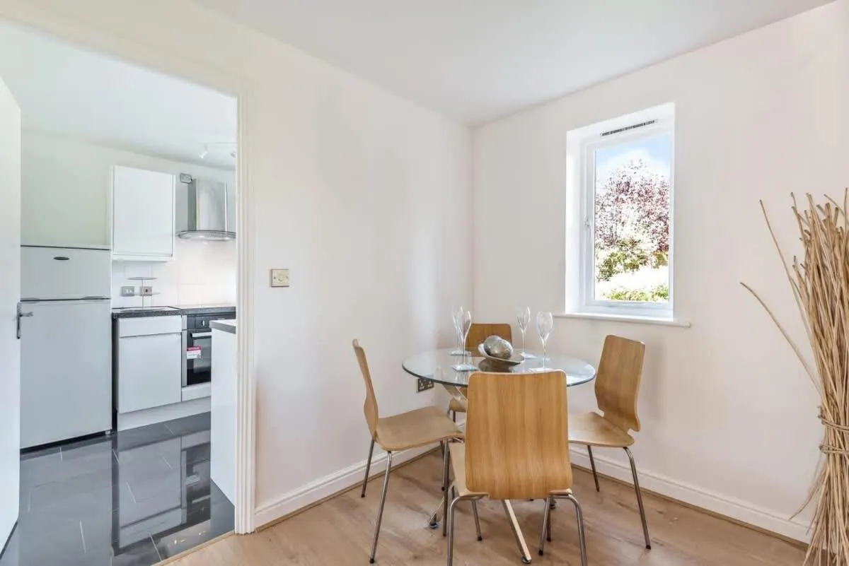 2 Bed Flat, Dedicated workspace, Parking, 4KTV