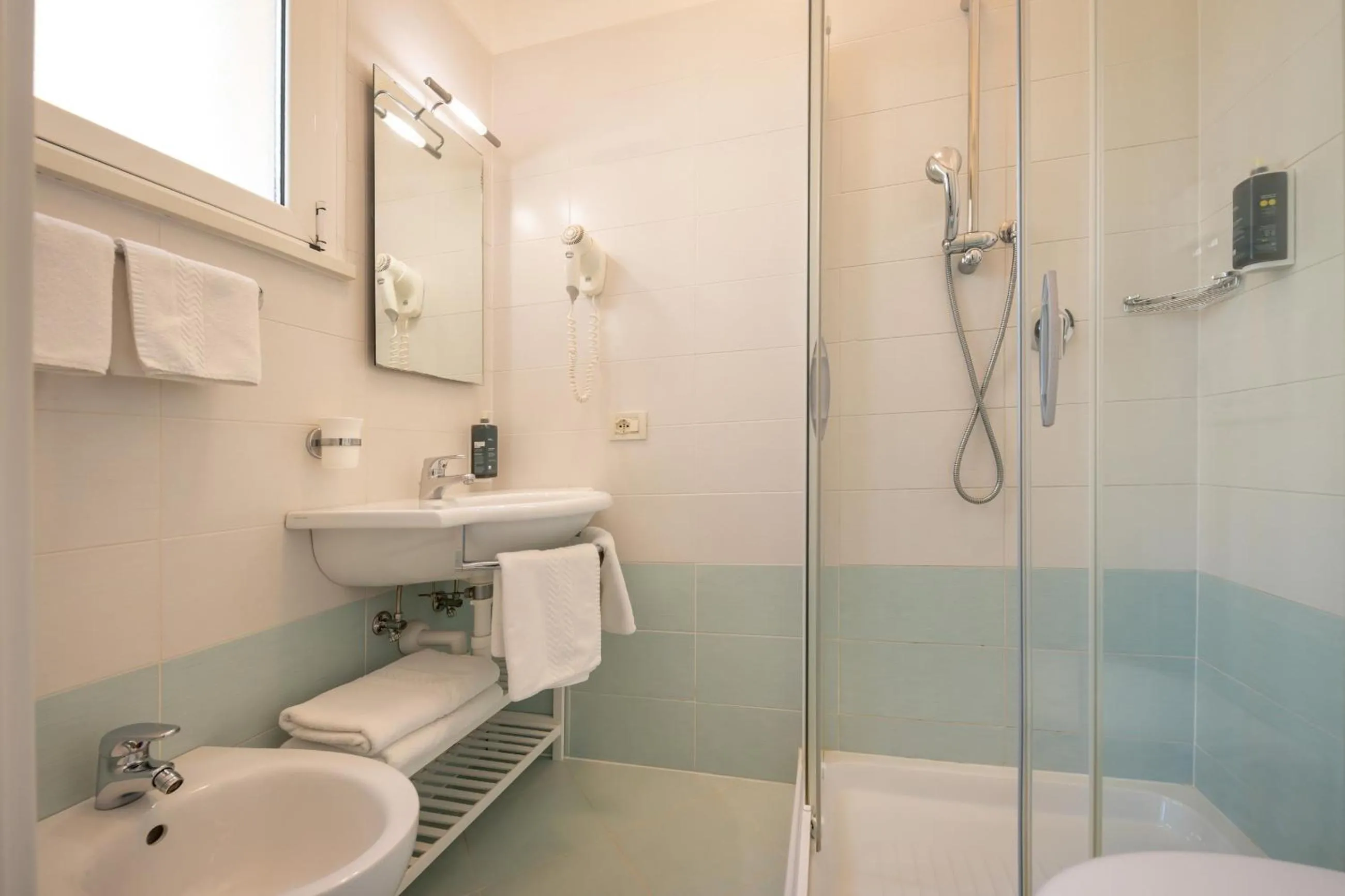 Bathroom in Hotel Delfino