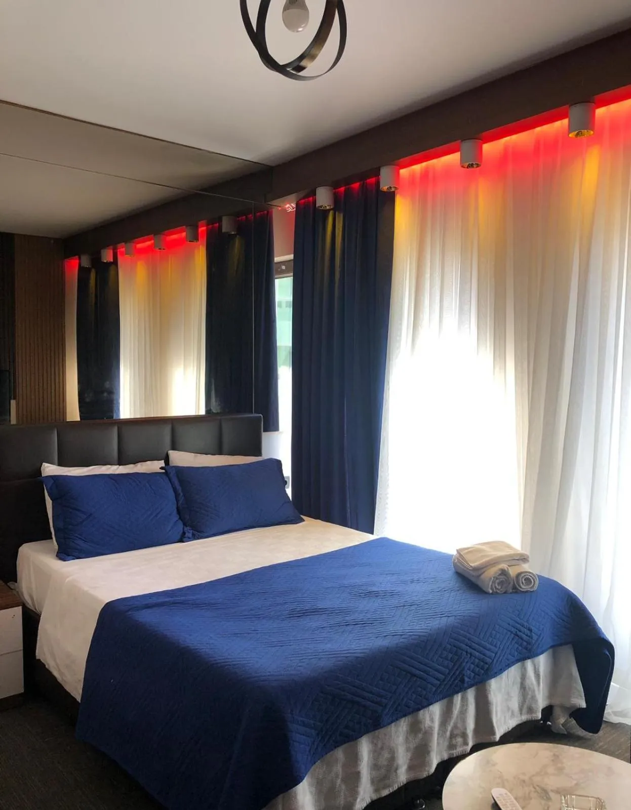 Photo of the whole room, Bed in My Palace Aırport