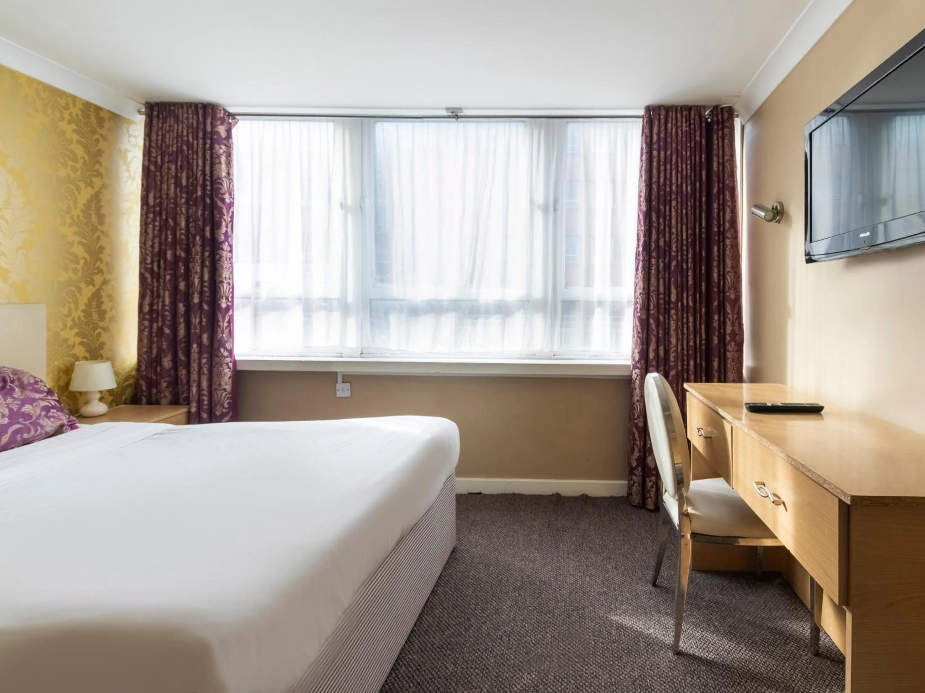 Photo of the whole room, Bed in Stuart Hotel