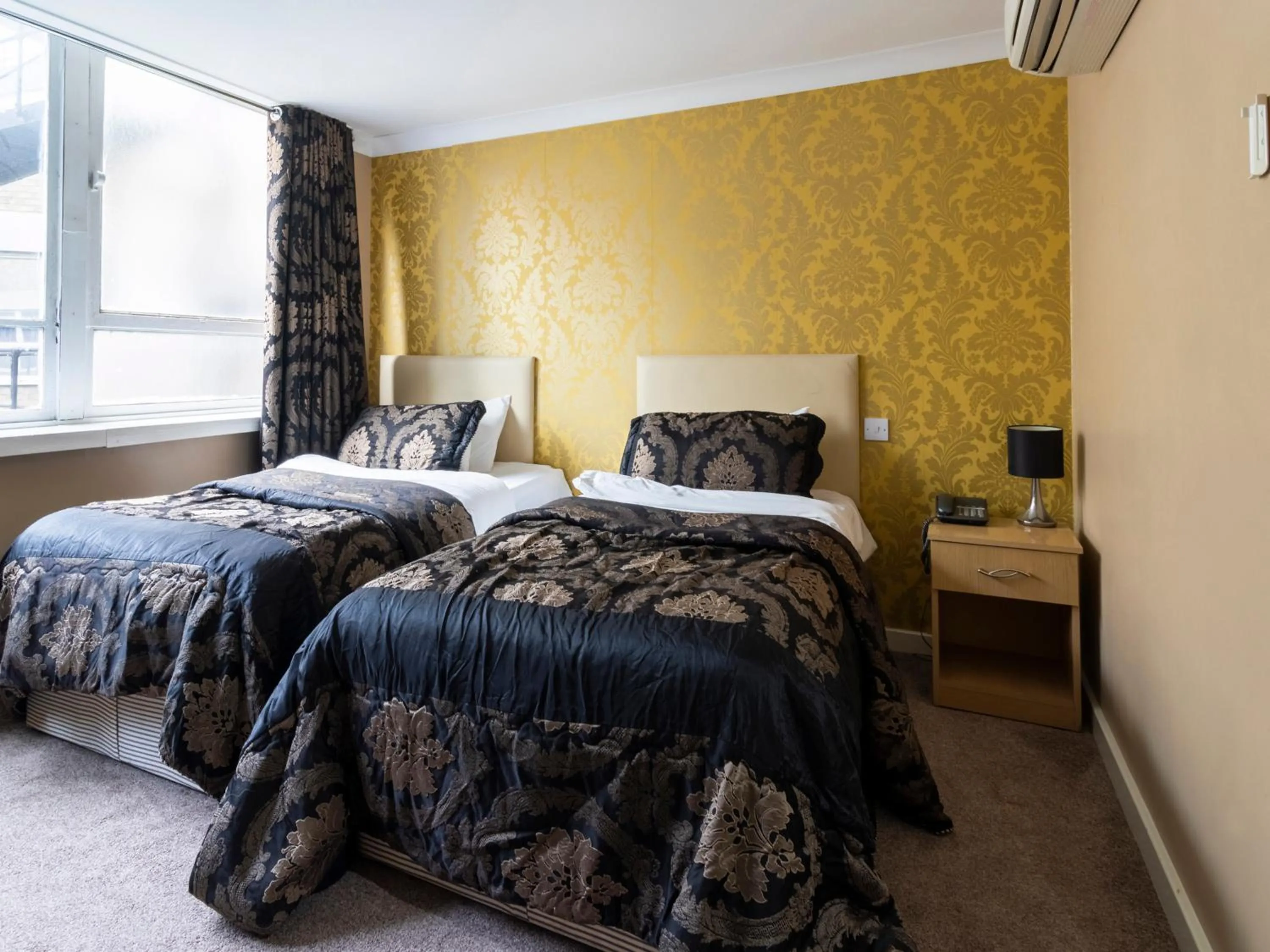 Bedroom, Bed in Stuart Hotel