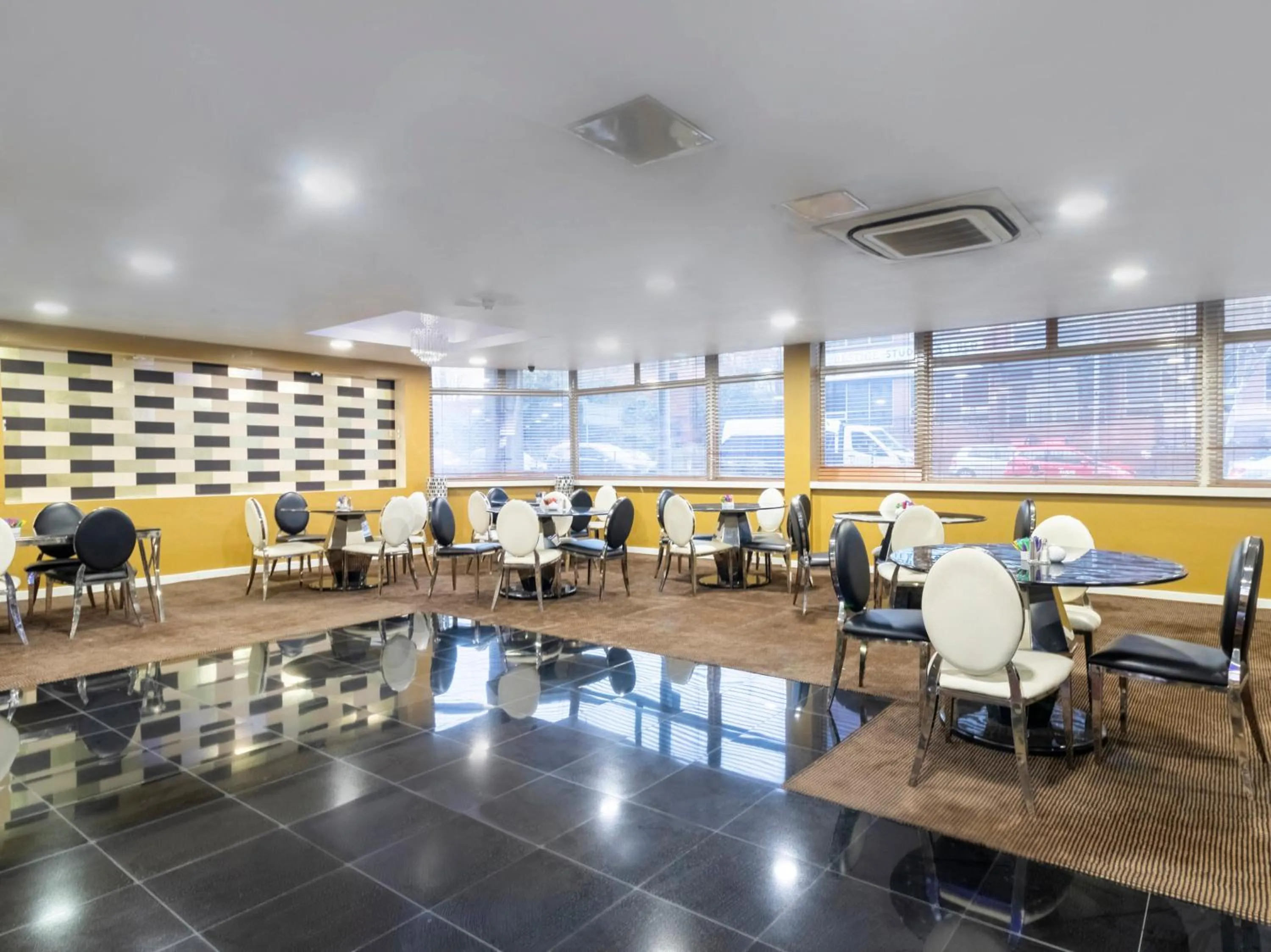 Restaurant/places to eat in Stuart Hotel