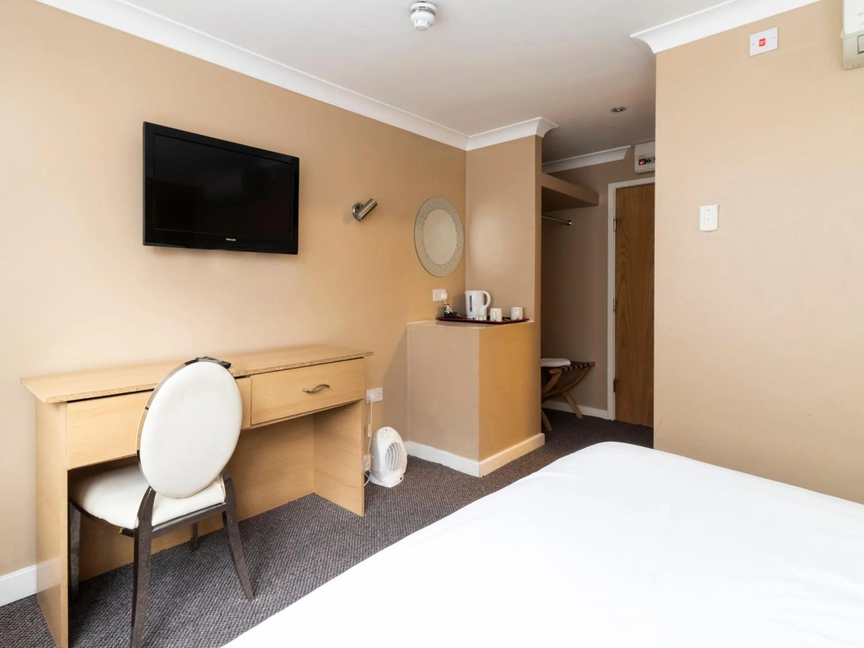 Photo of the whole room, Bed in Stuart Hotel