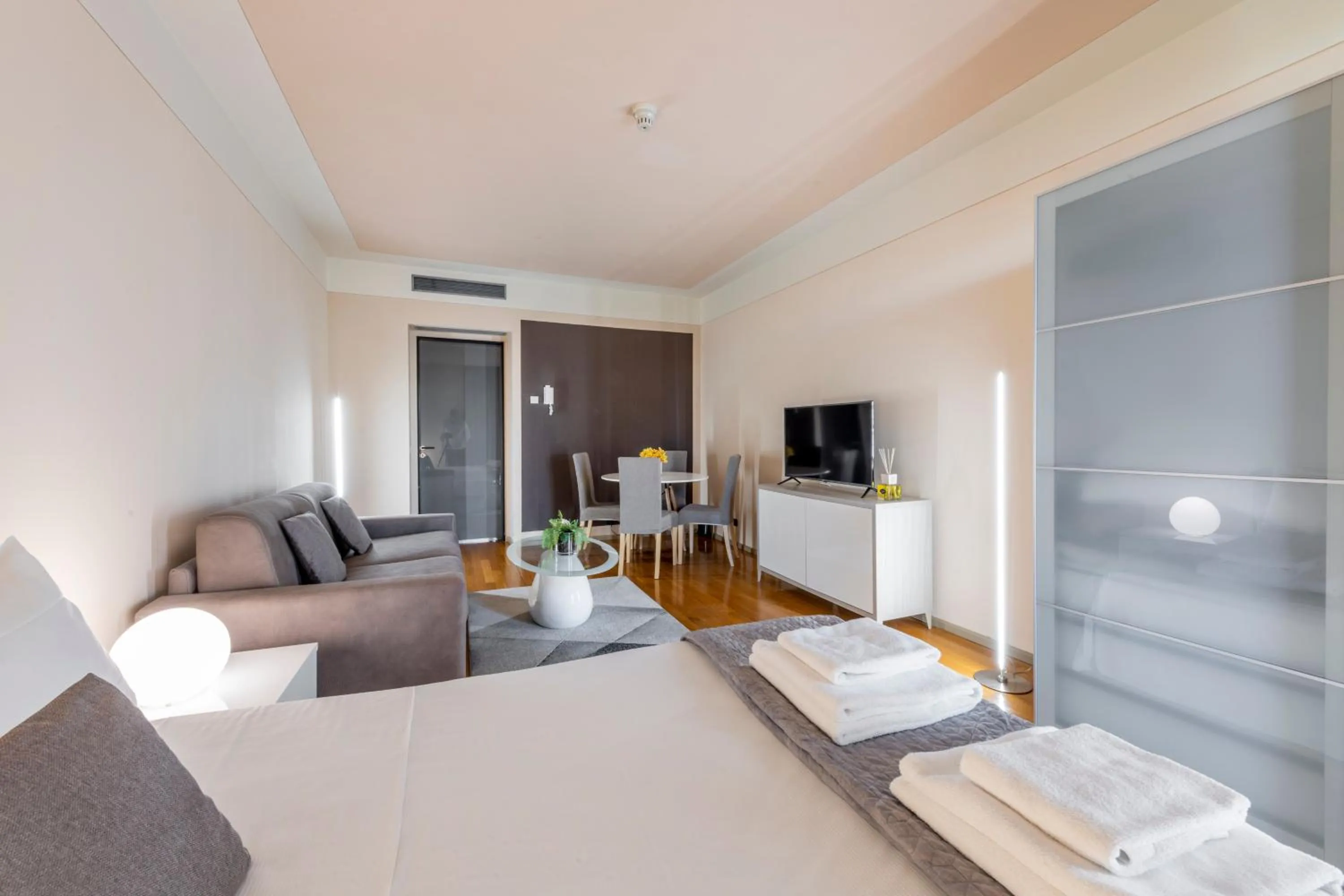 Bedroom, Bed in Milan Royal Suites - Centro