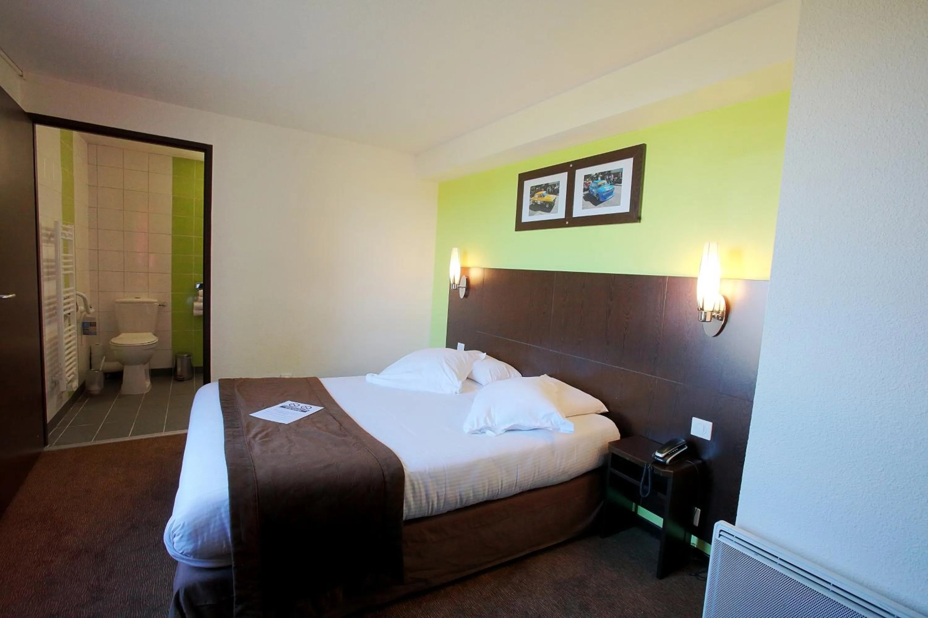 Photo of the whole room, Bed in Enzo Hotels Cannes-Écluse by Kyriad Direct