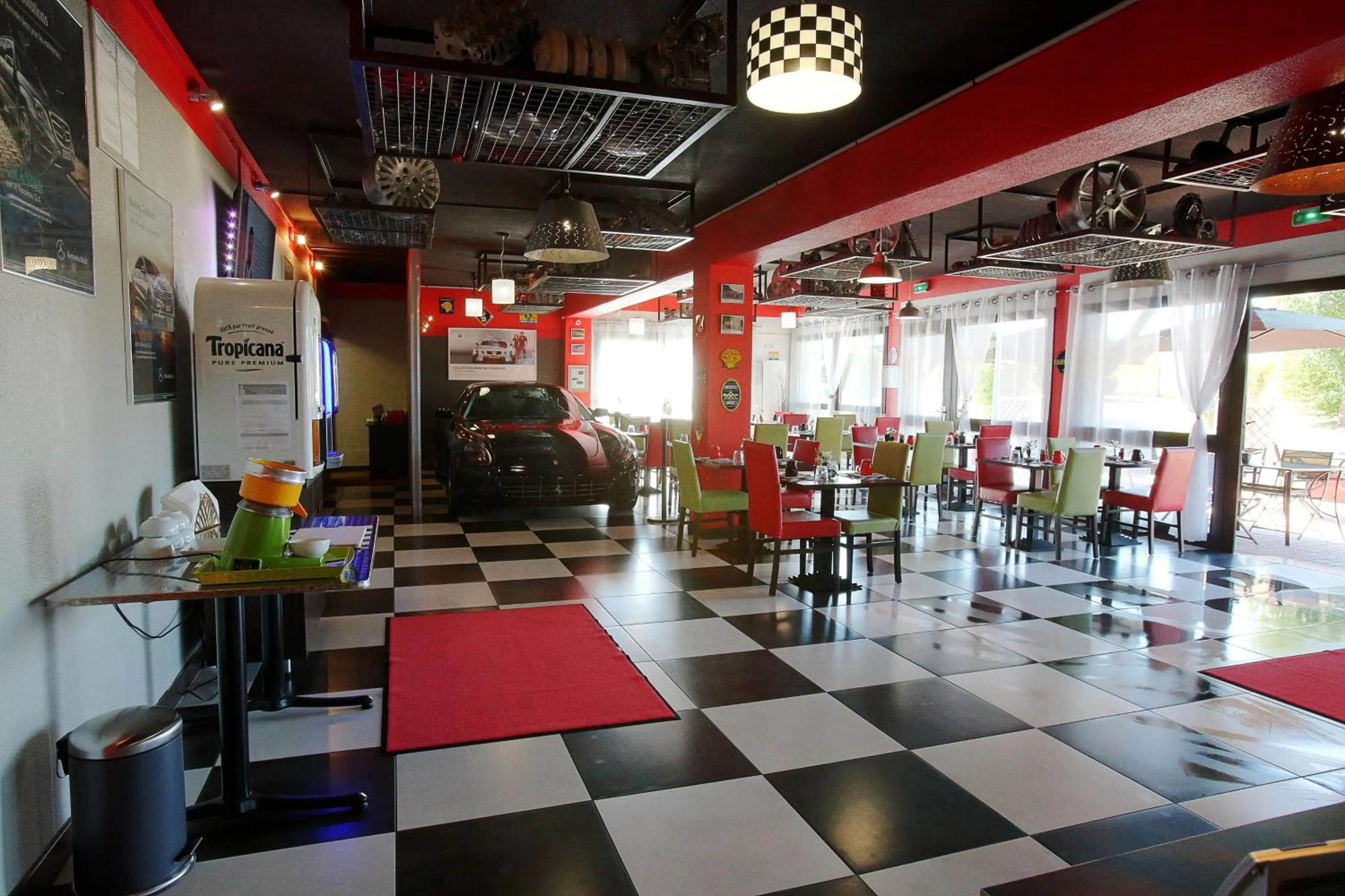 Restaurant/places to eat in Enzo Hotels Cannes-Écluse by Kyriad Direct