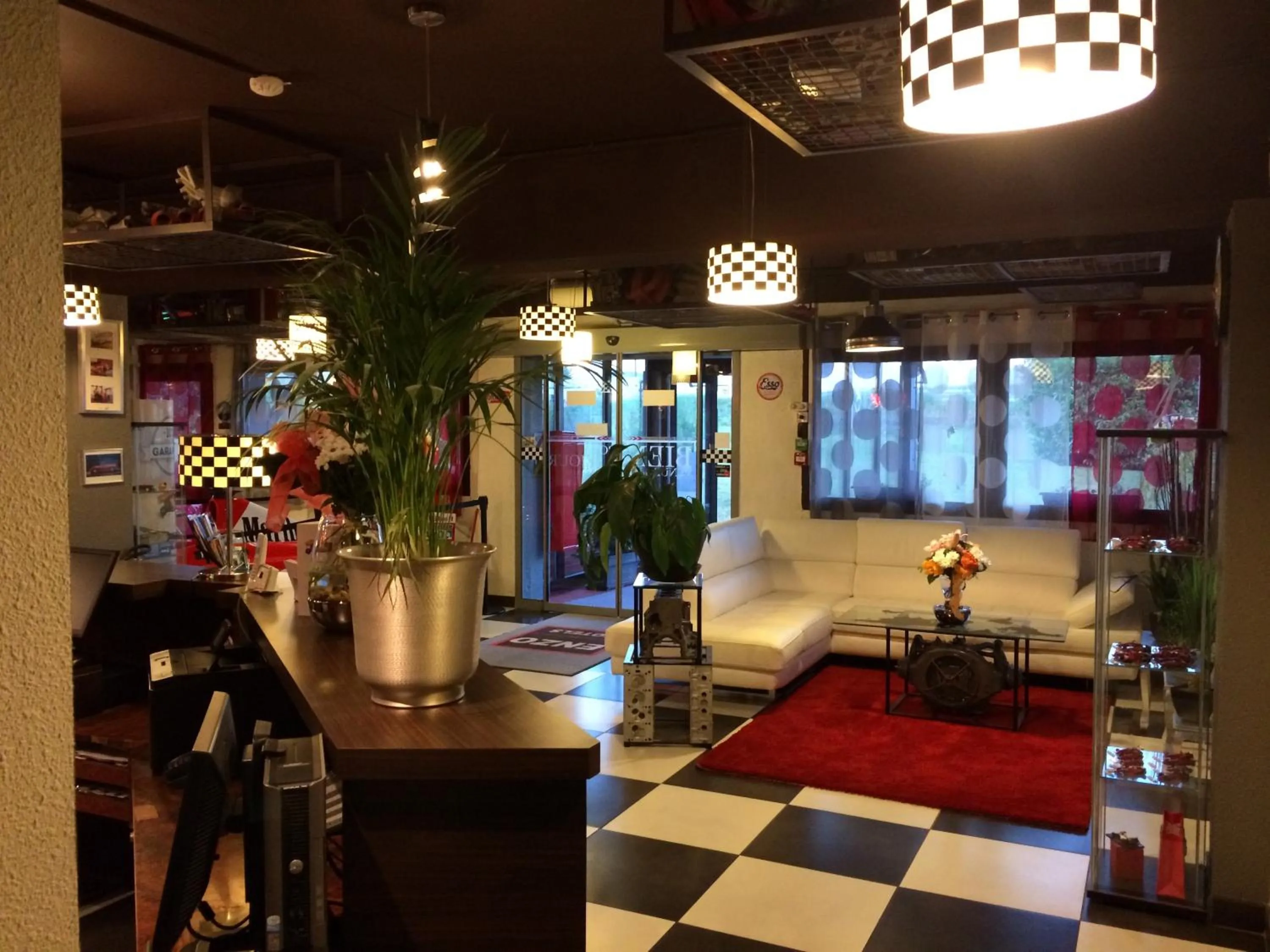 Lobby or reception in Enzo Hotels Cannes-Écluse by Kyriad Direct