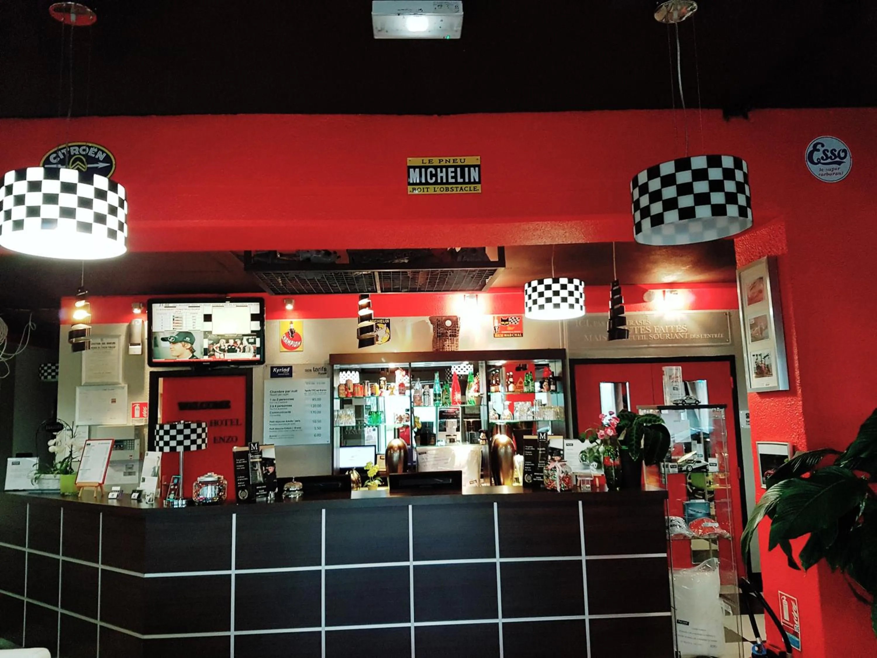 Lobby or reception in Enzo Hotels Cannes-Écluse by Kyriad Direct