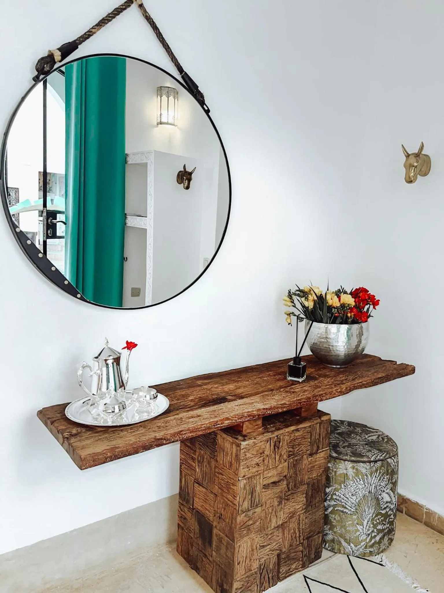 Decorative detail in DAR AURORA