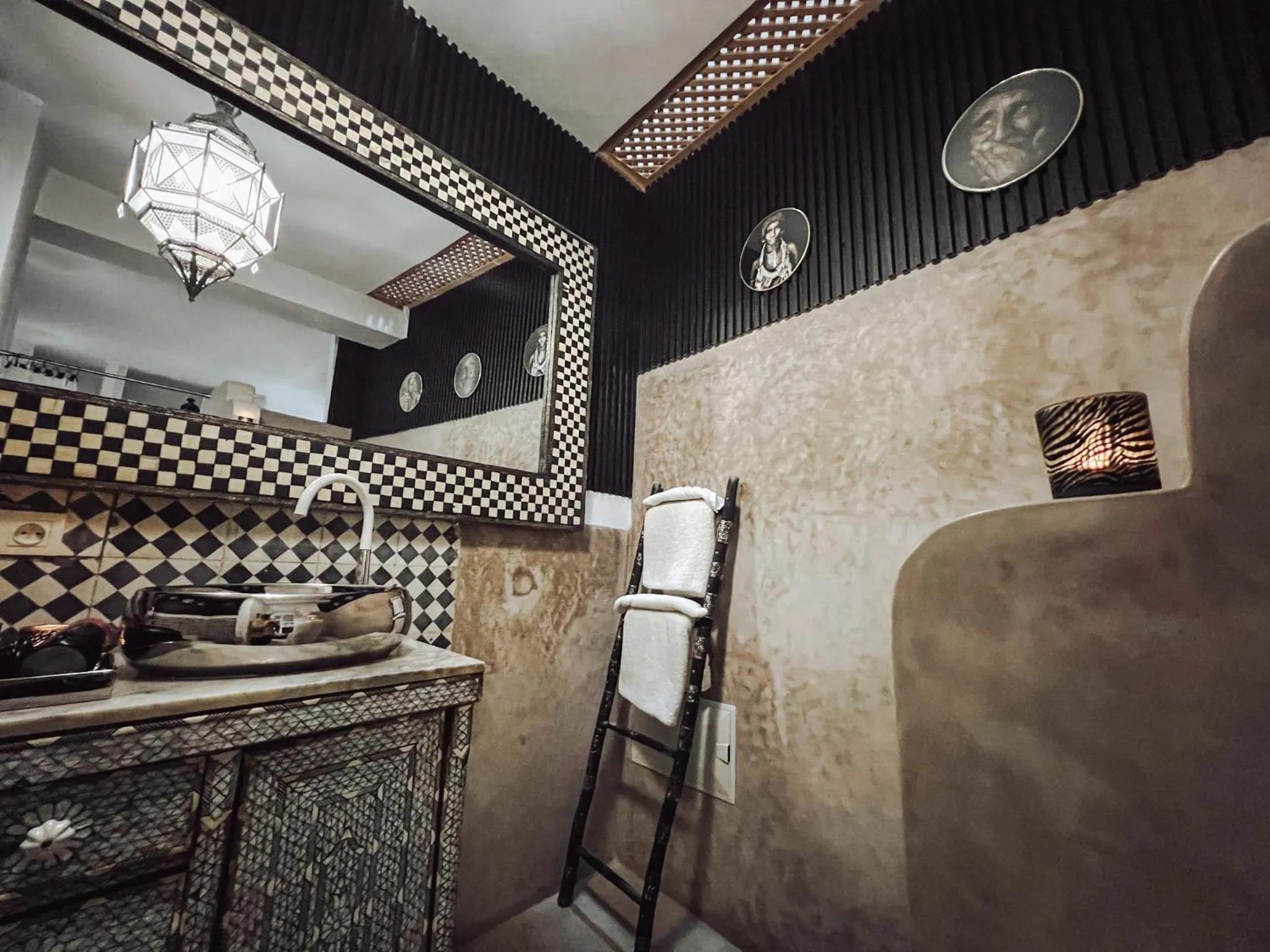 Decorative detail in DAR AURORA