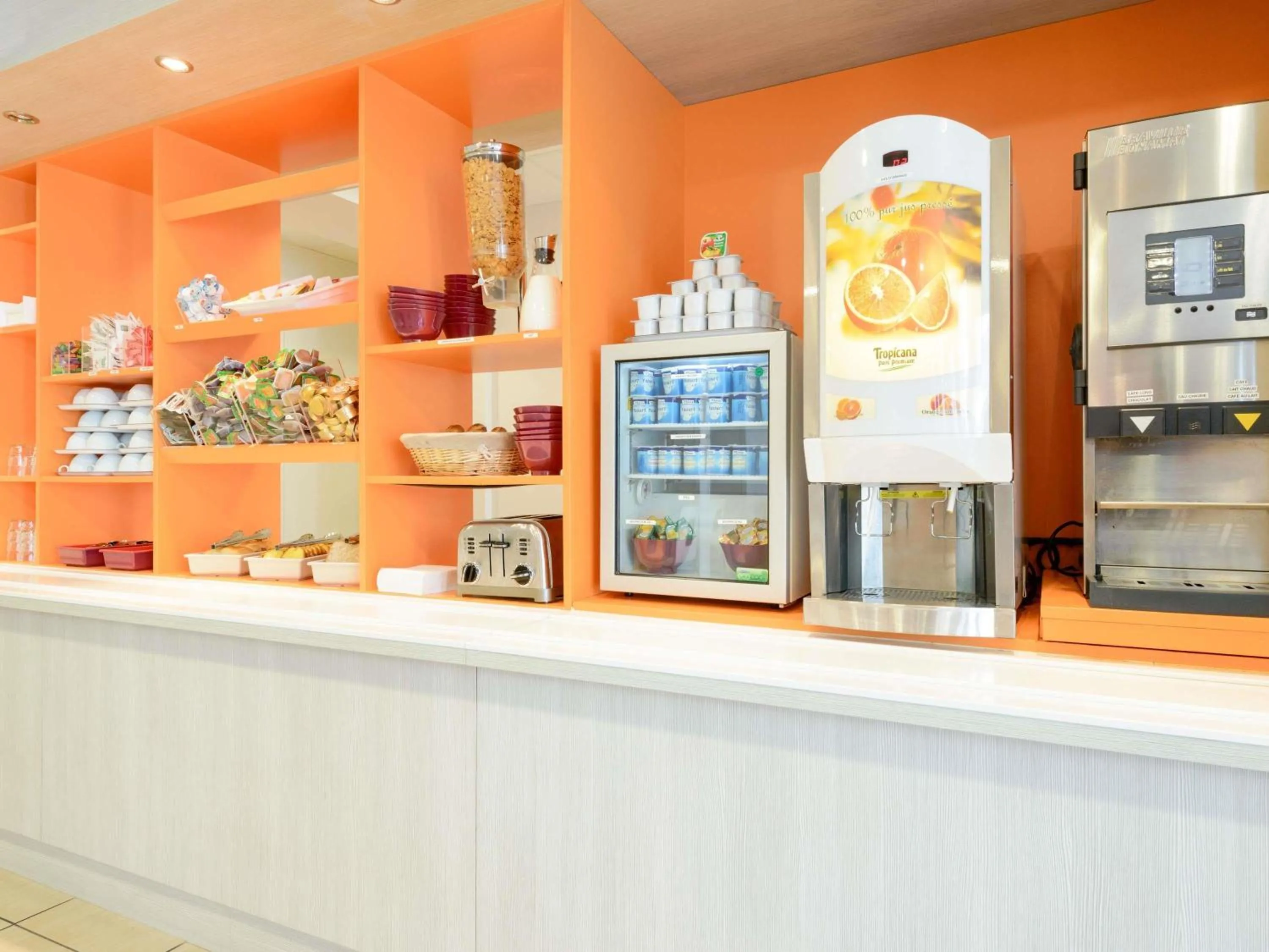 Breakfast in Hôtel Eco La Rochelle Centre les Minimes