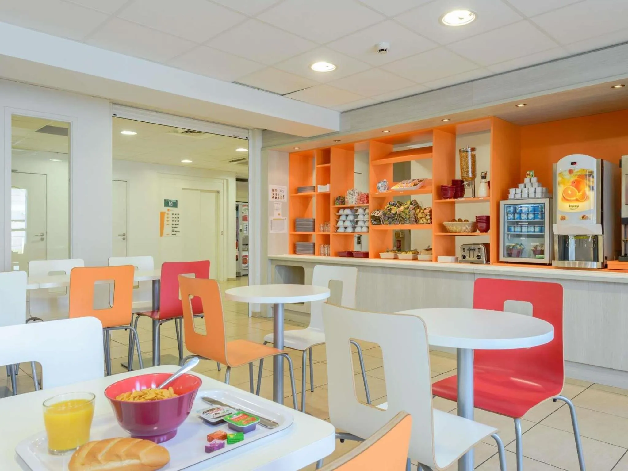 Breakfast in Hôtel Eco La Rochelle Centre les Minimes