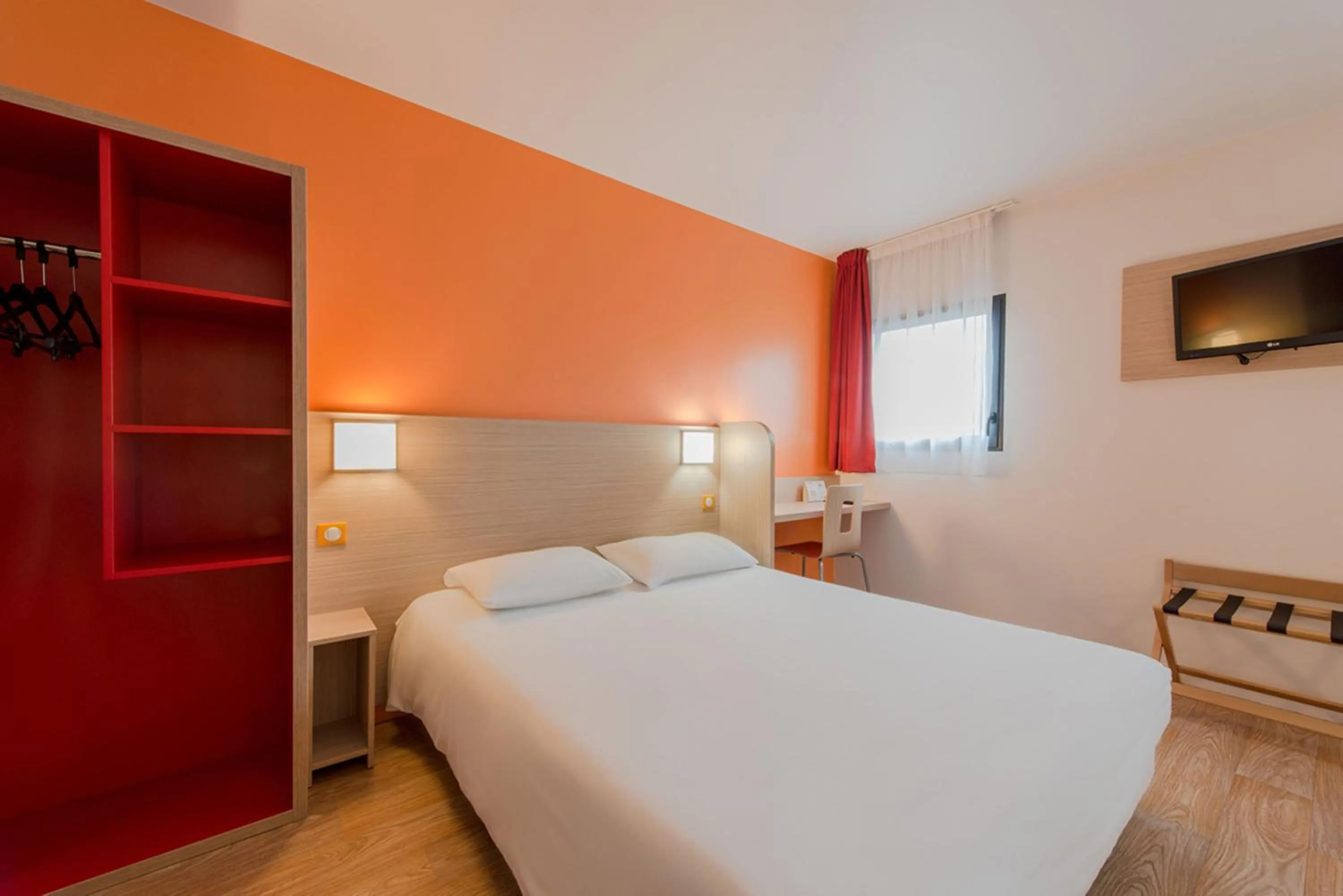 Bedroom, Bed in Hôtel Eco La Rochelle Centre les Minimes