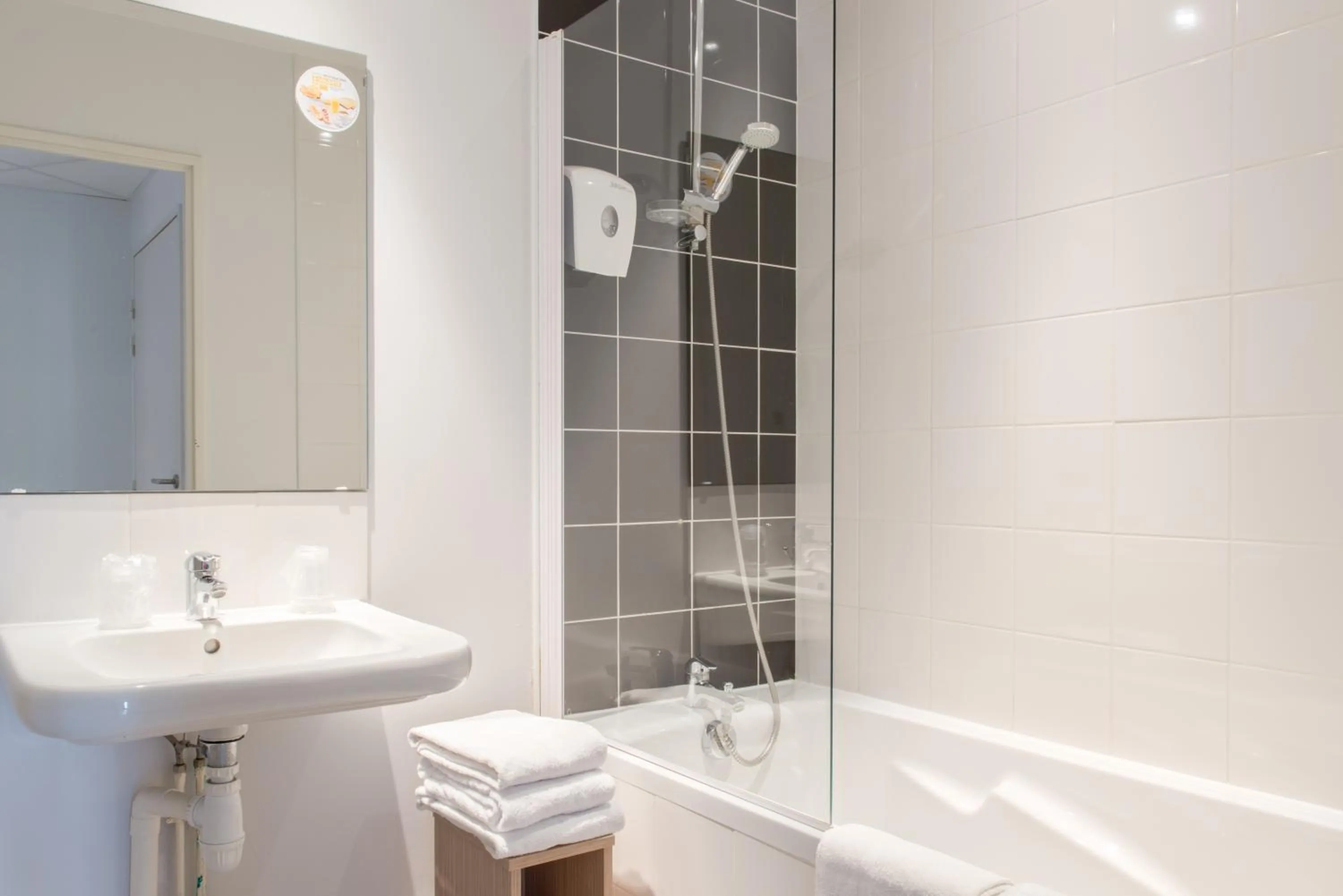 Bathroom in Hôtel Eco La Rochelle Centre les Minimes