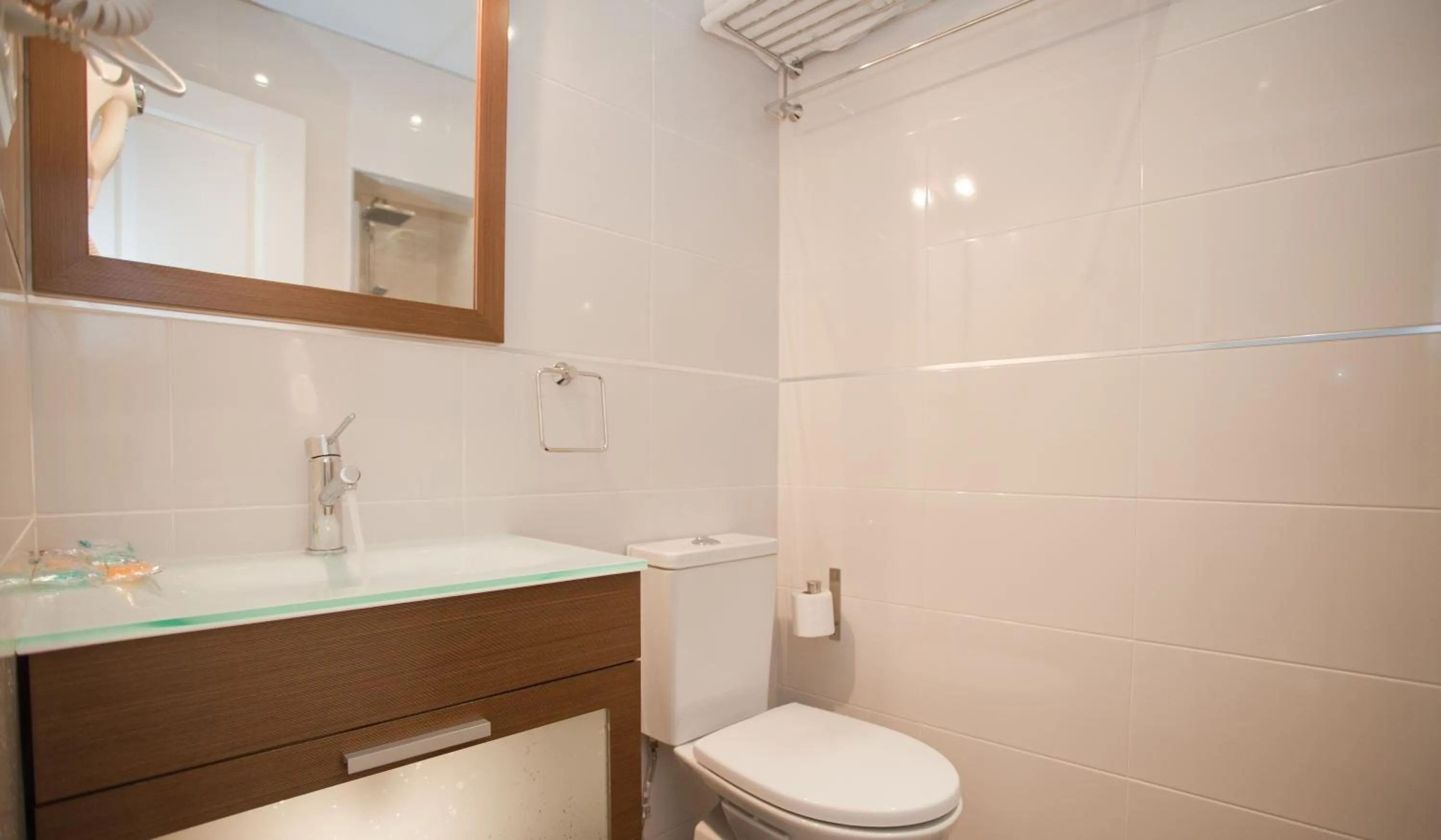 Photo of the whole room in Suites You Nickel