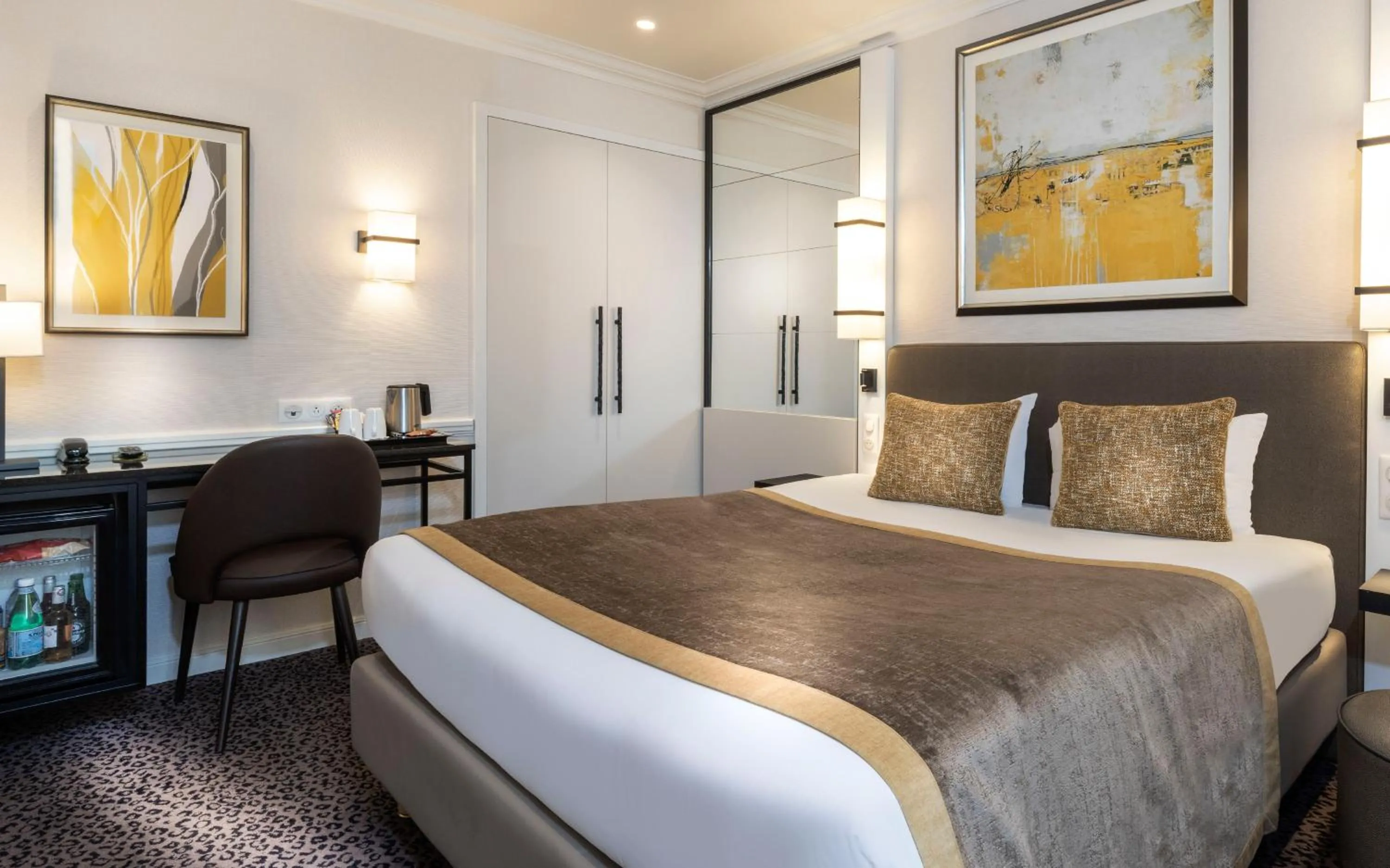 Bed in Elysées Union