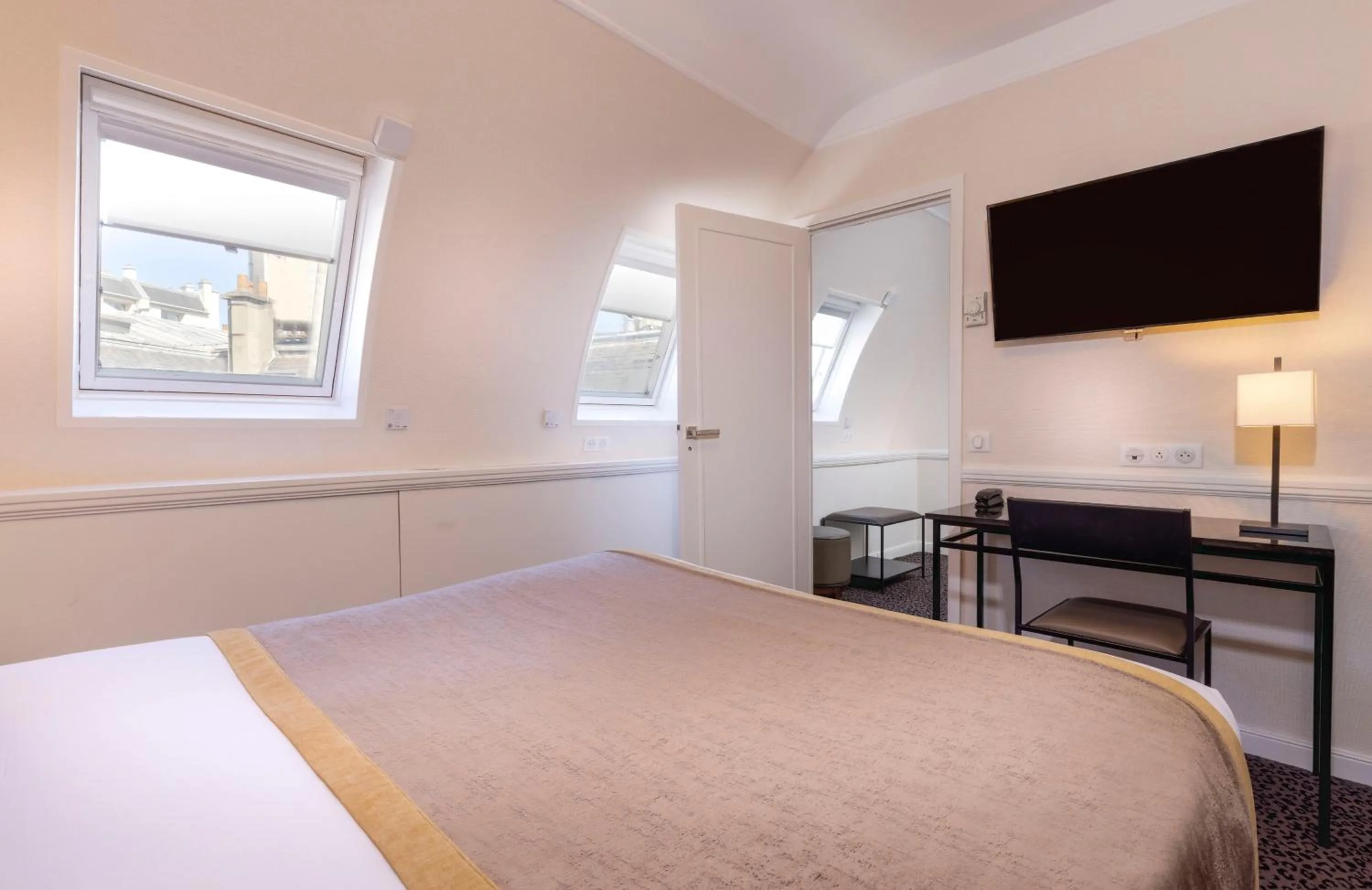 Bed in Elysées Union