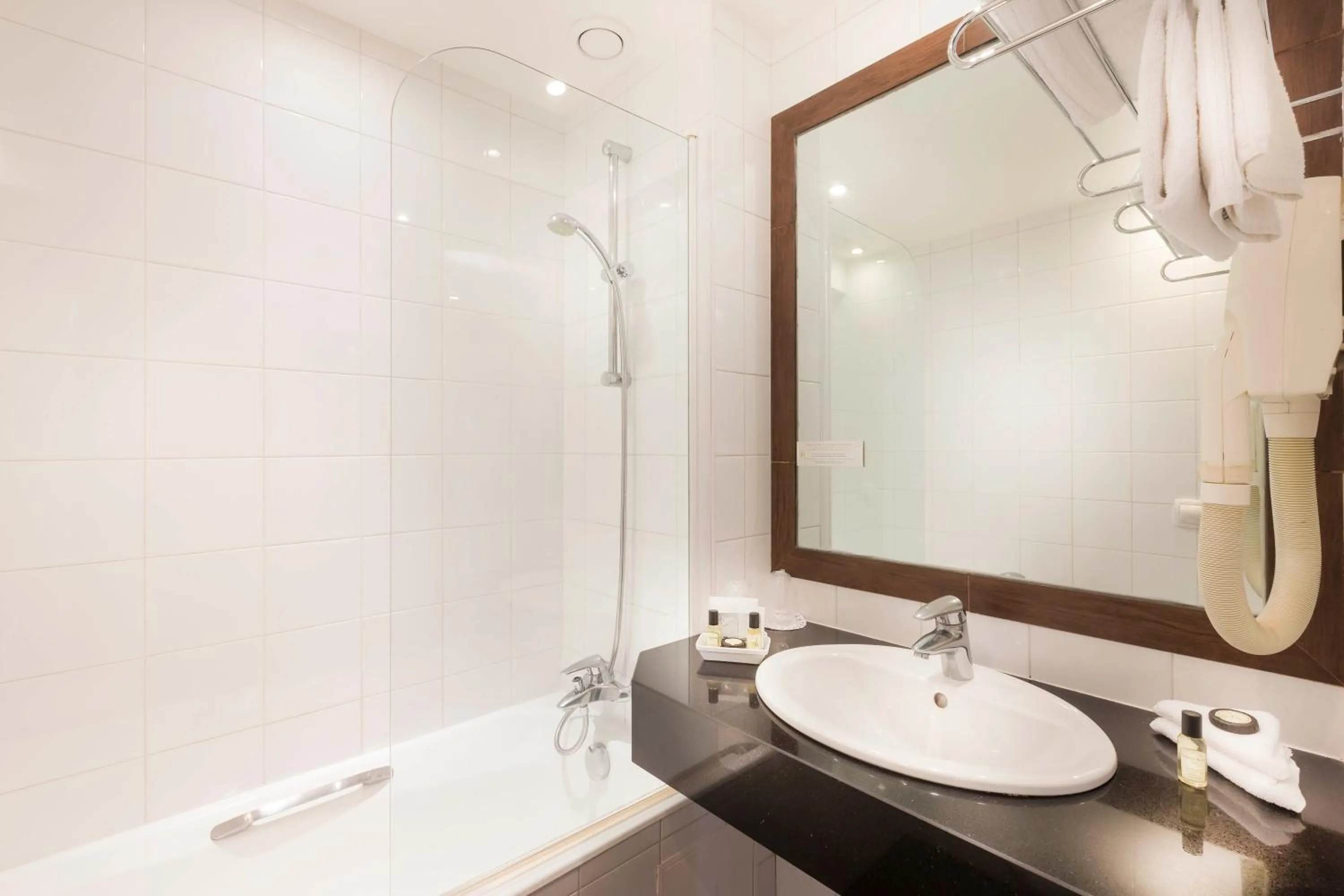 Bathroom in Elysées Union