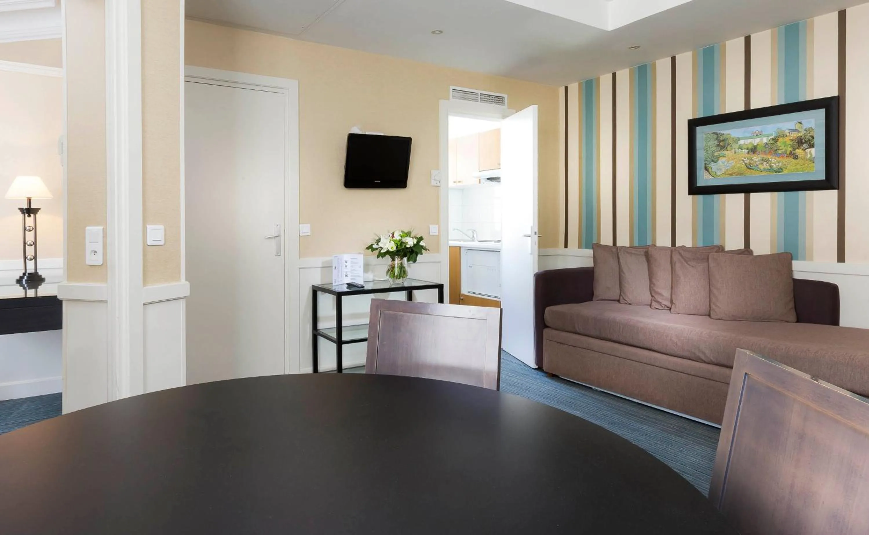 Dining area in Elysées Union