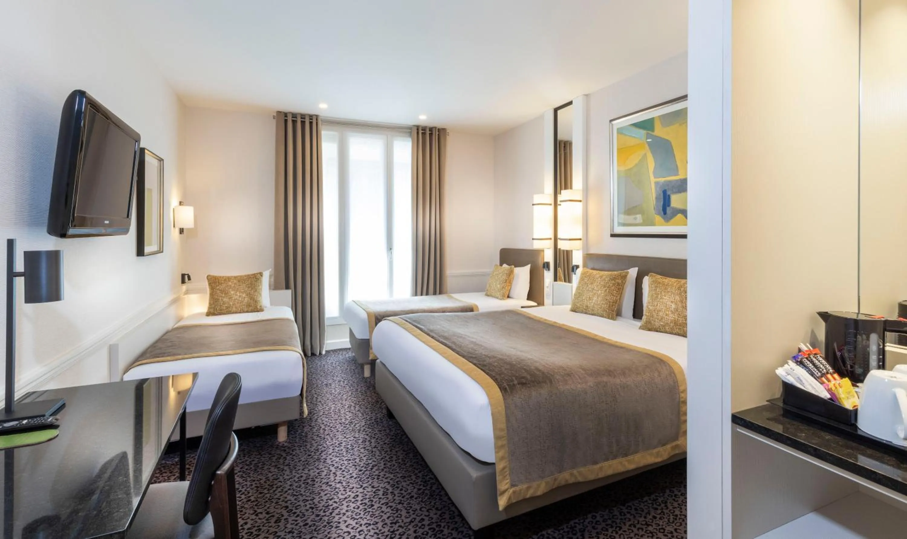 Bed in Elysées Union