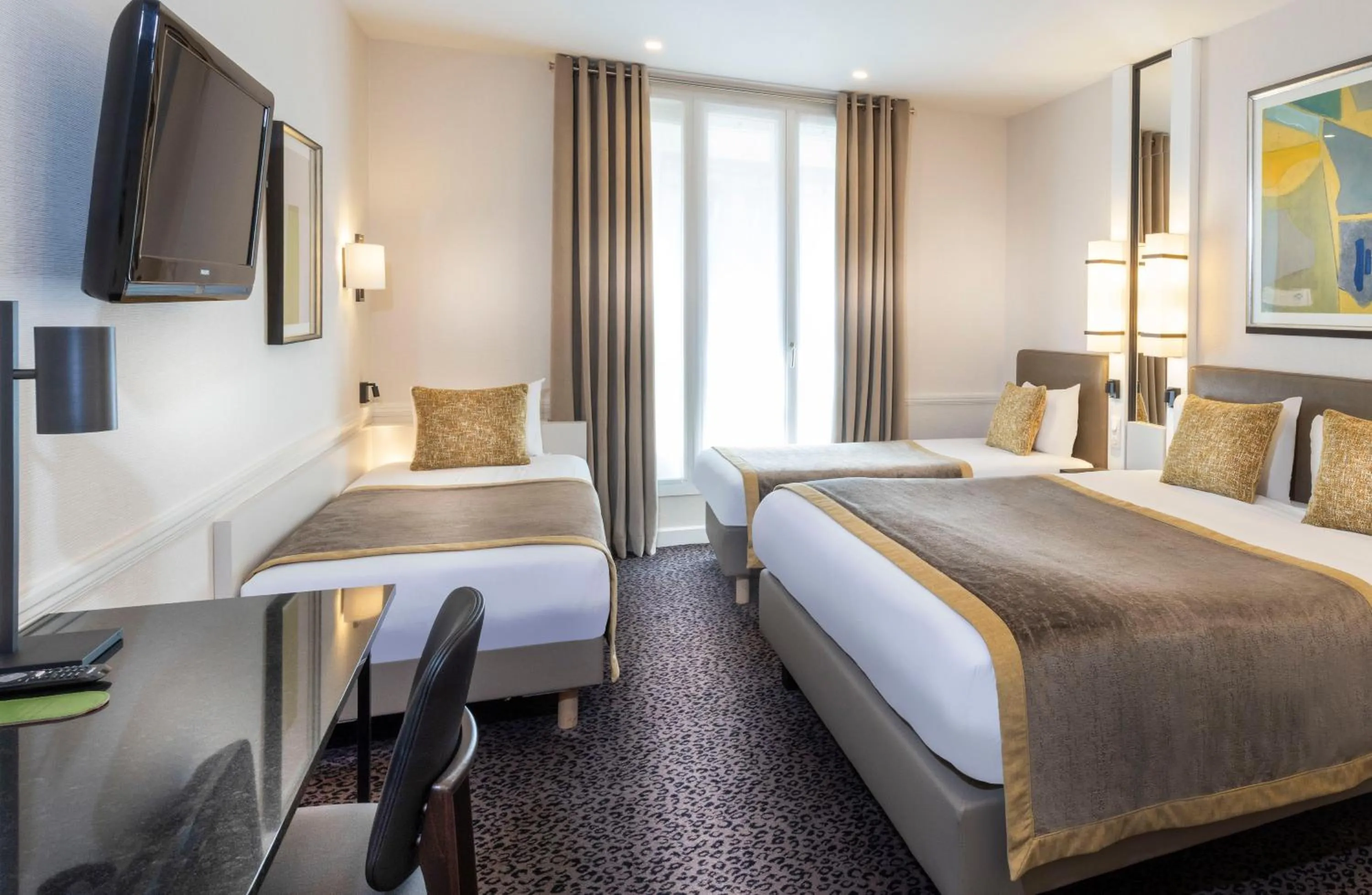 Bed in Elysées Union