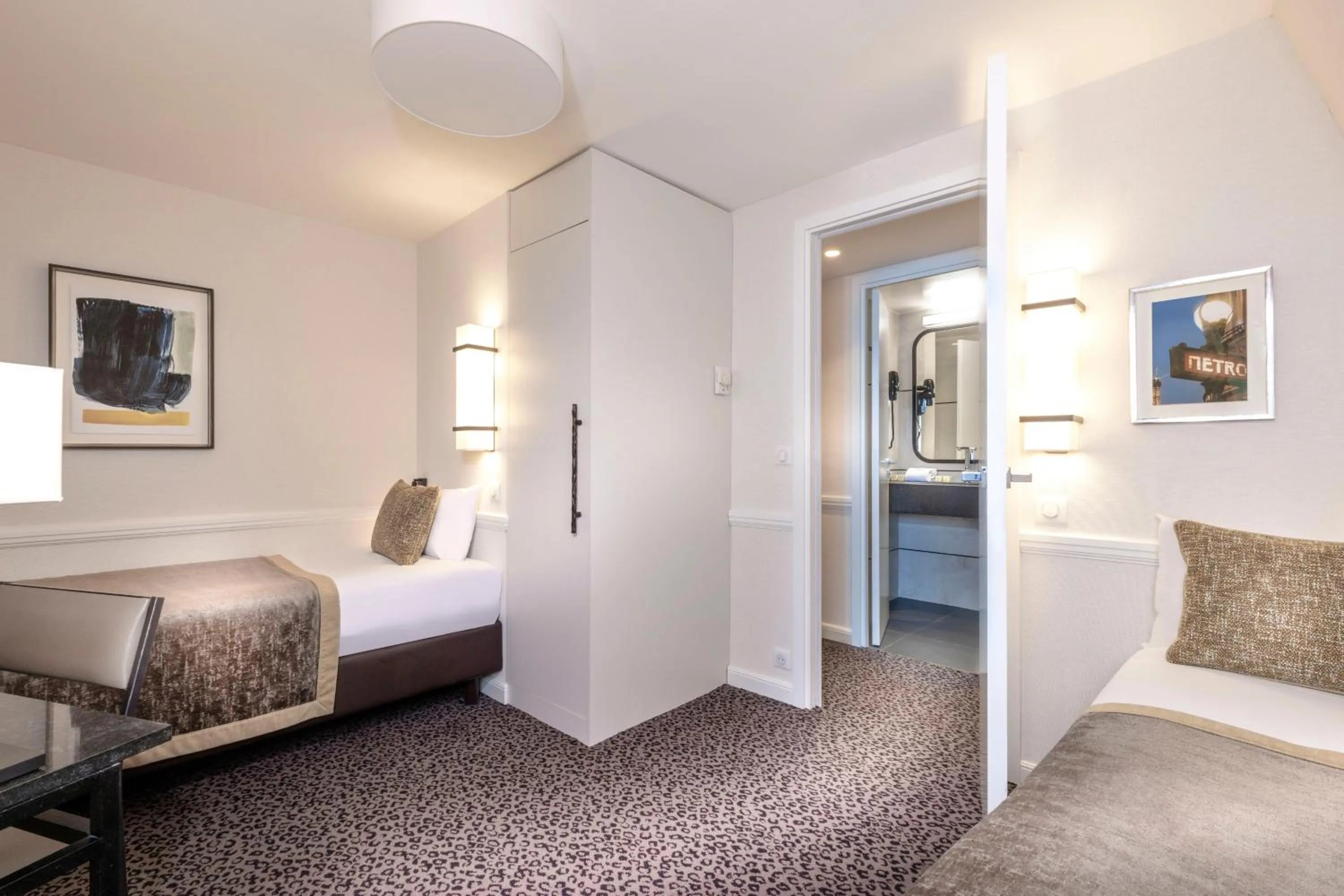 Bed in Elysées Union