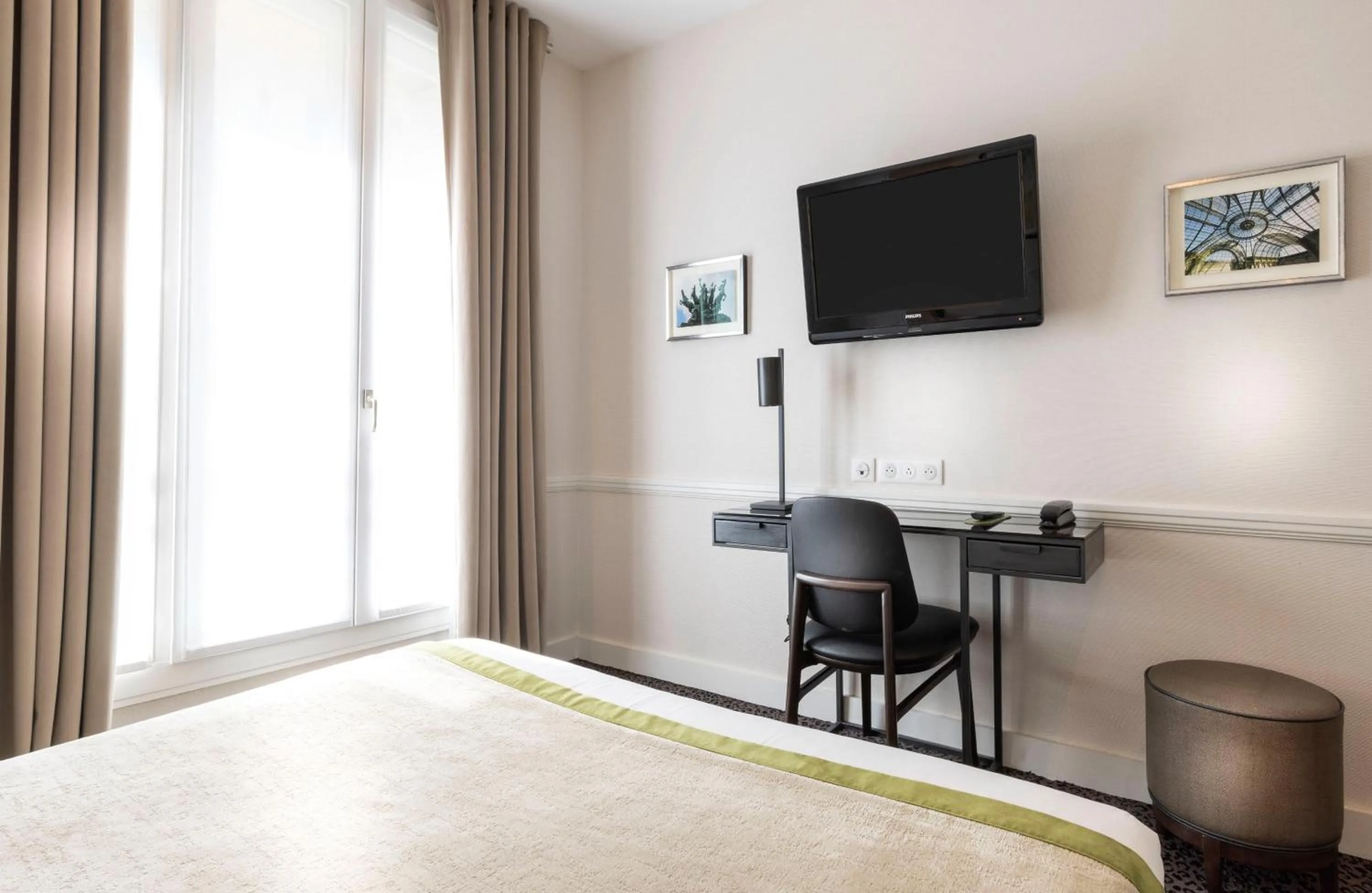 Bed in Elysées Union