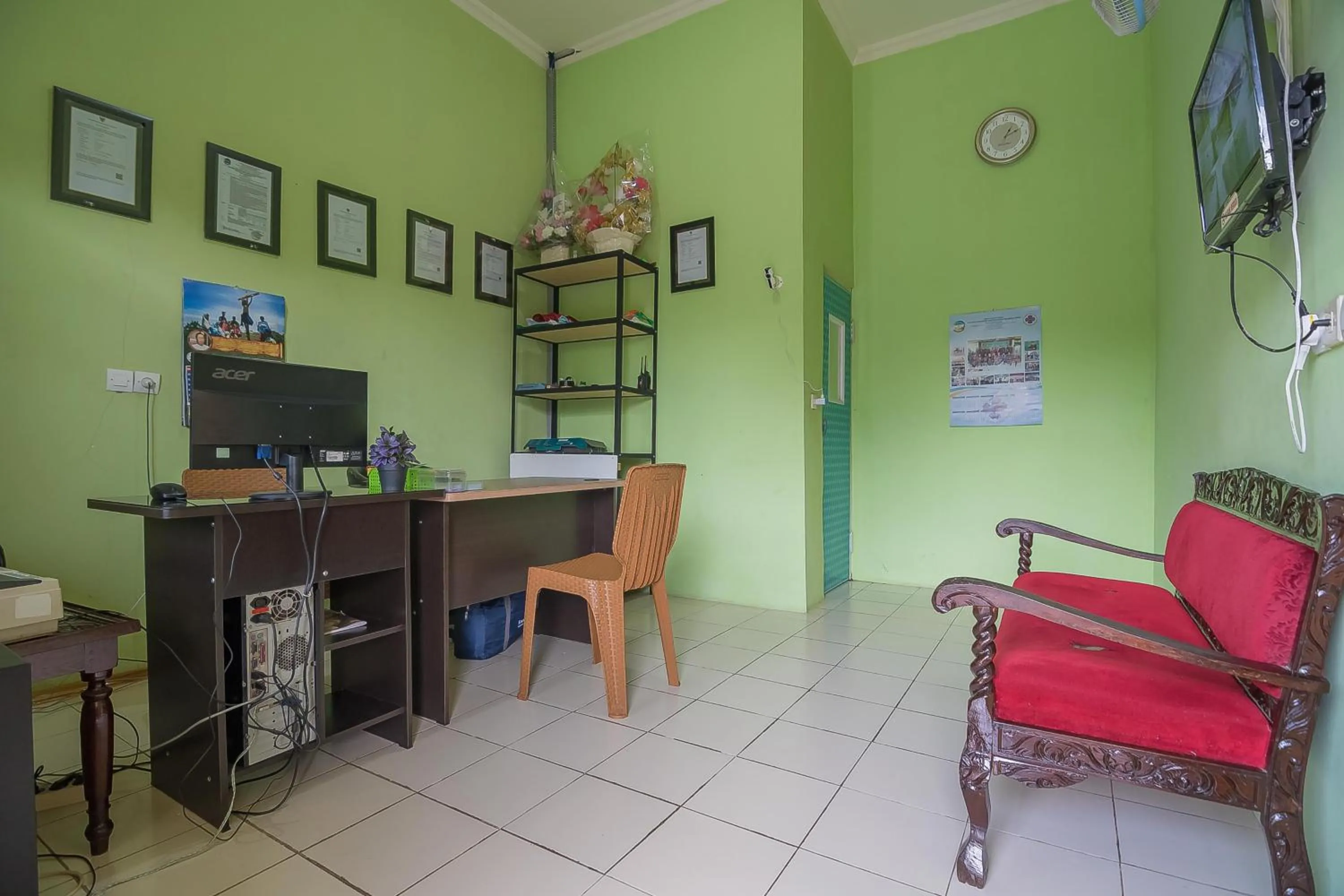 Lobby or reception in RedDoorz near Kampus UMP Purwokerto