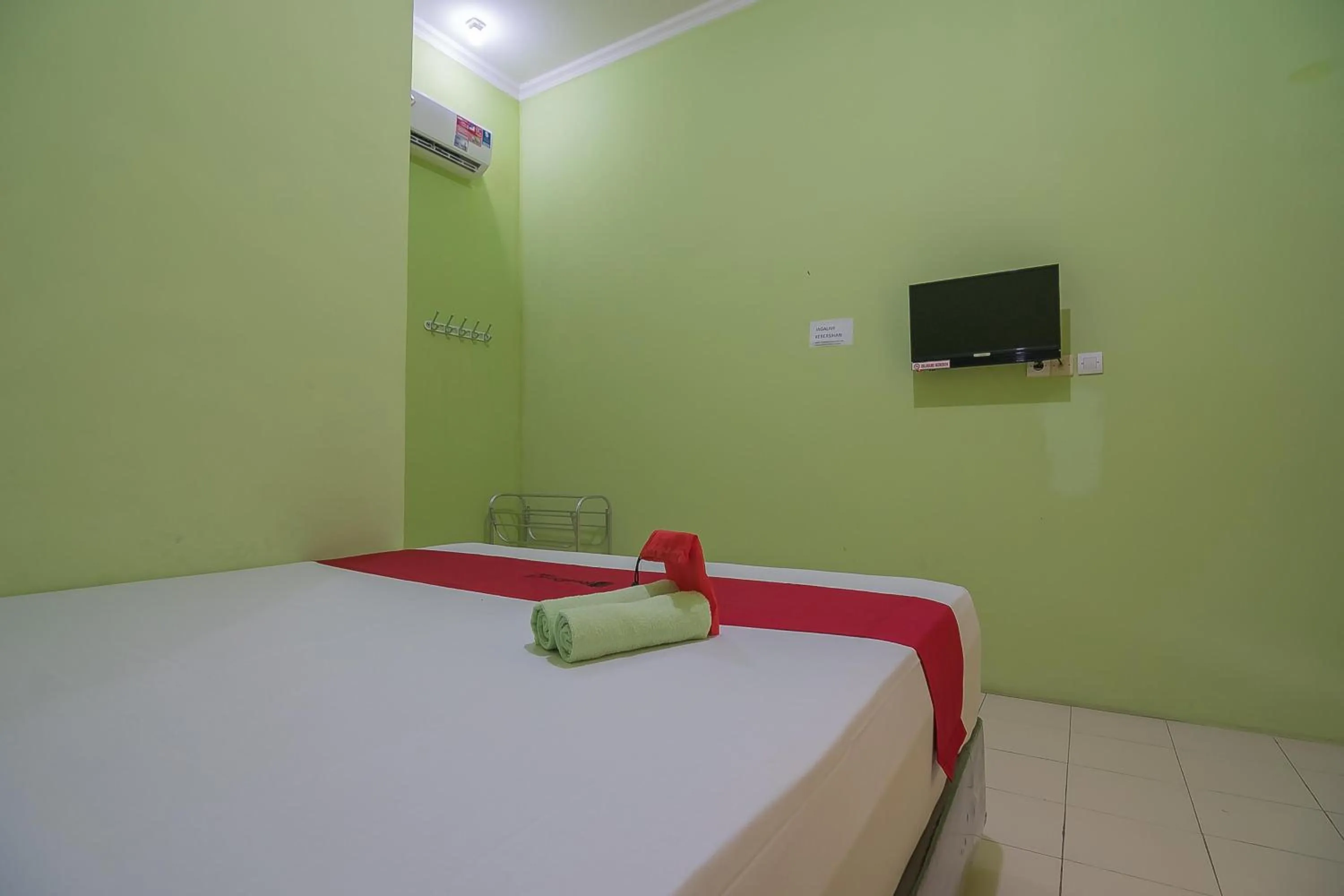Bedroom, Bed in RedDoorz near Kampus UMP Purwokerto