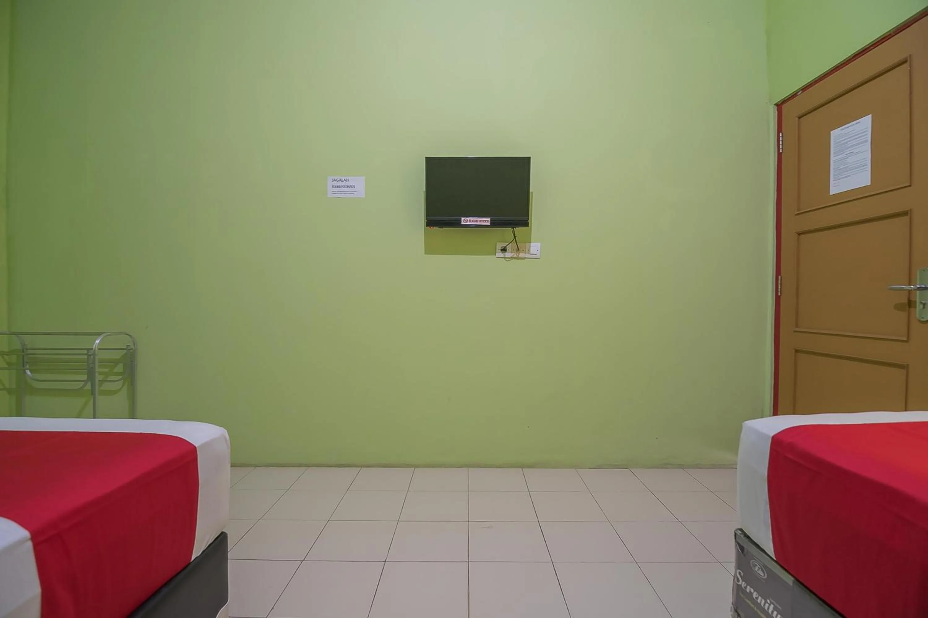 Bedroom, Bed in RedDoorz near Kampus UMP Purwokerto