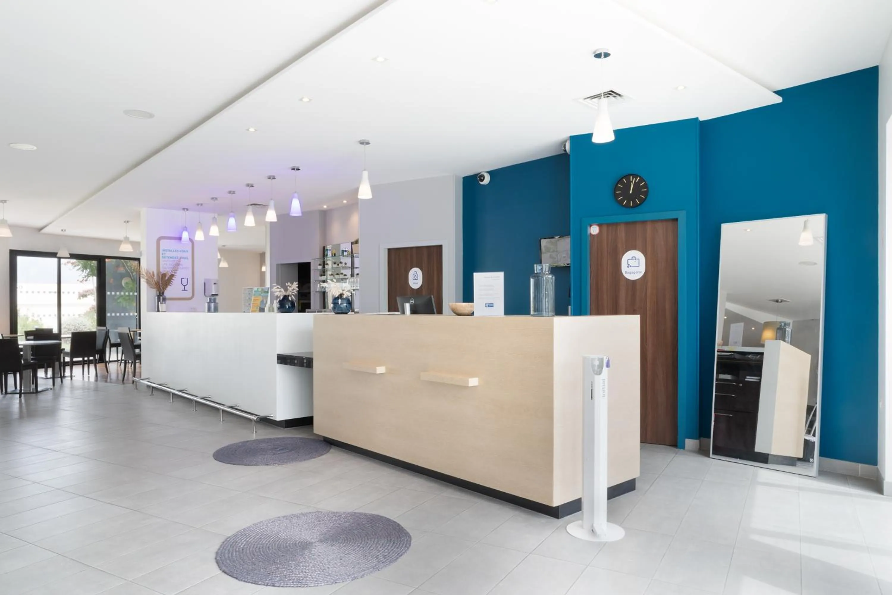Lobby or reception in Holiday Inn Express - Marseille Airport by IHG