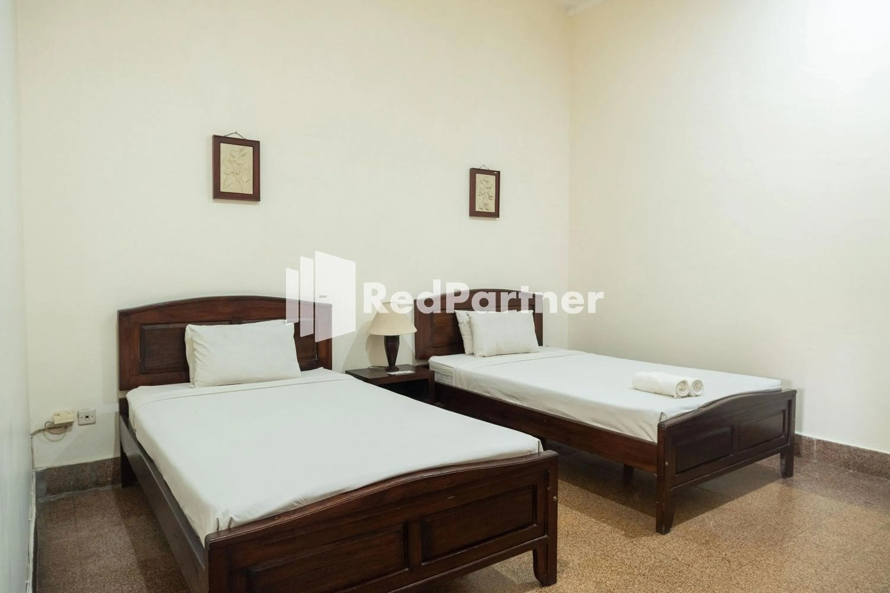 Bedroom, Bed in Monginsidi Guest House Syariah Malioboro Yogyakarta Mitra RedDoorz