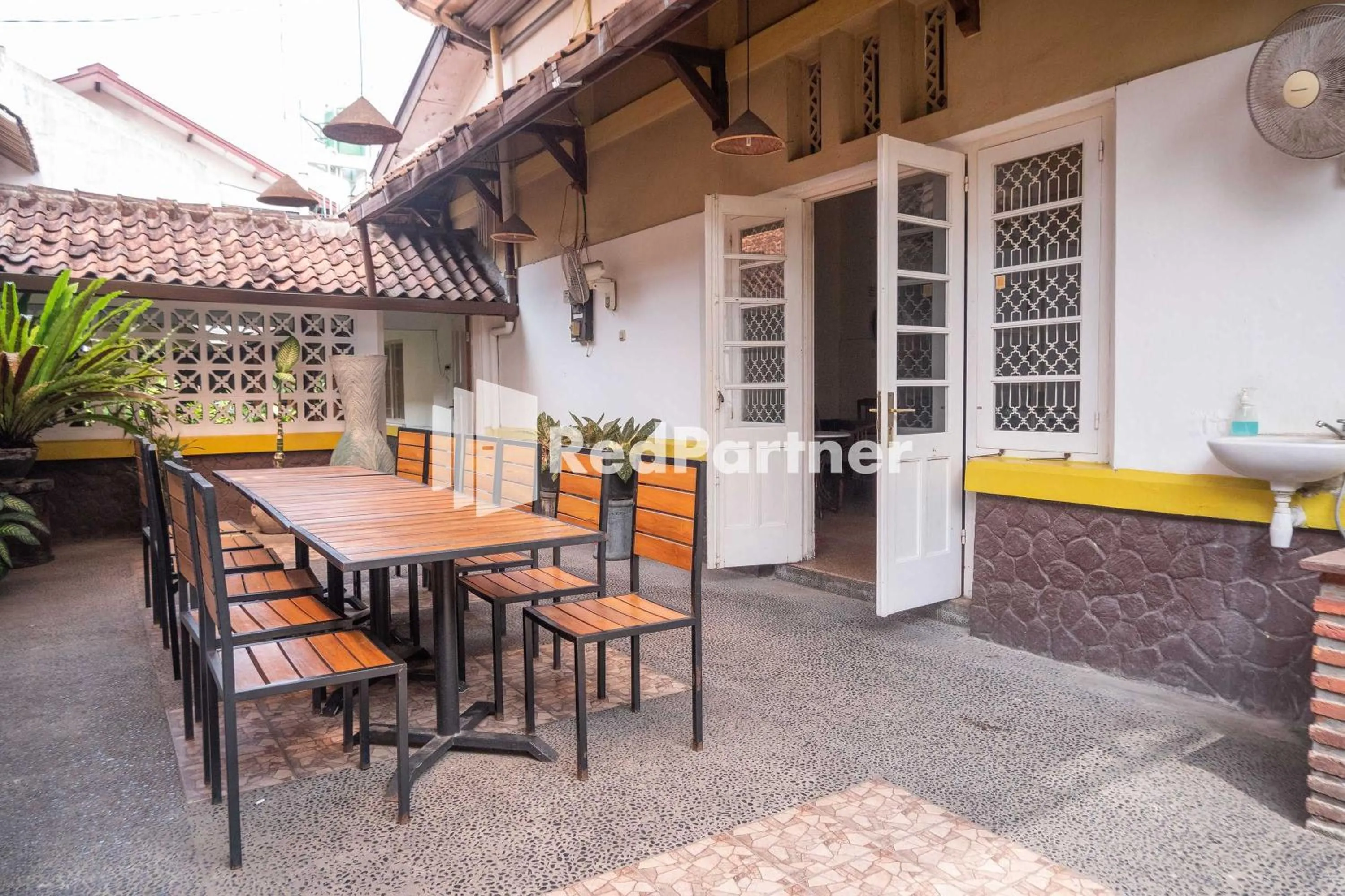 Dining area in Monginsidi Guest House Syariah Malioboro Yogyakarta Mitra RedDoorz