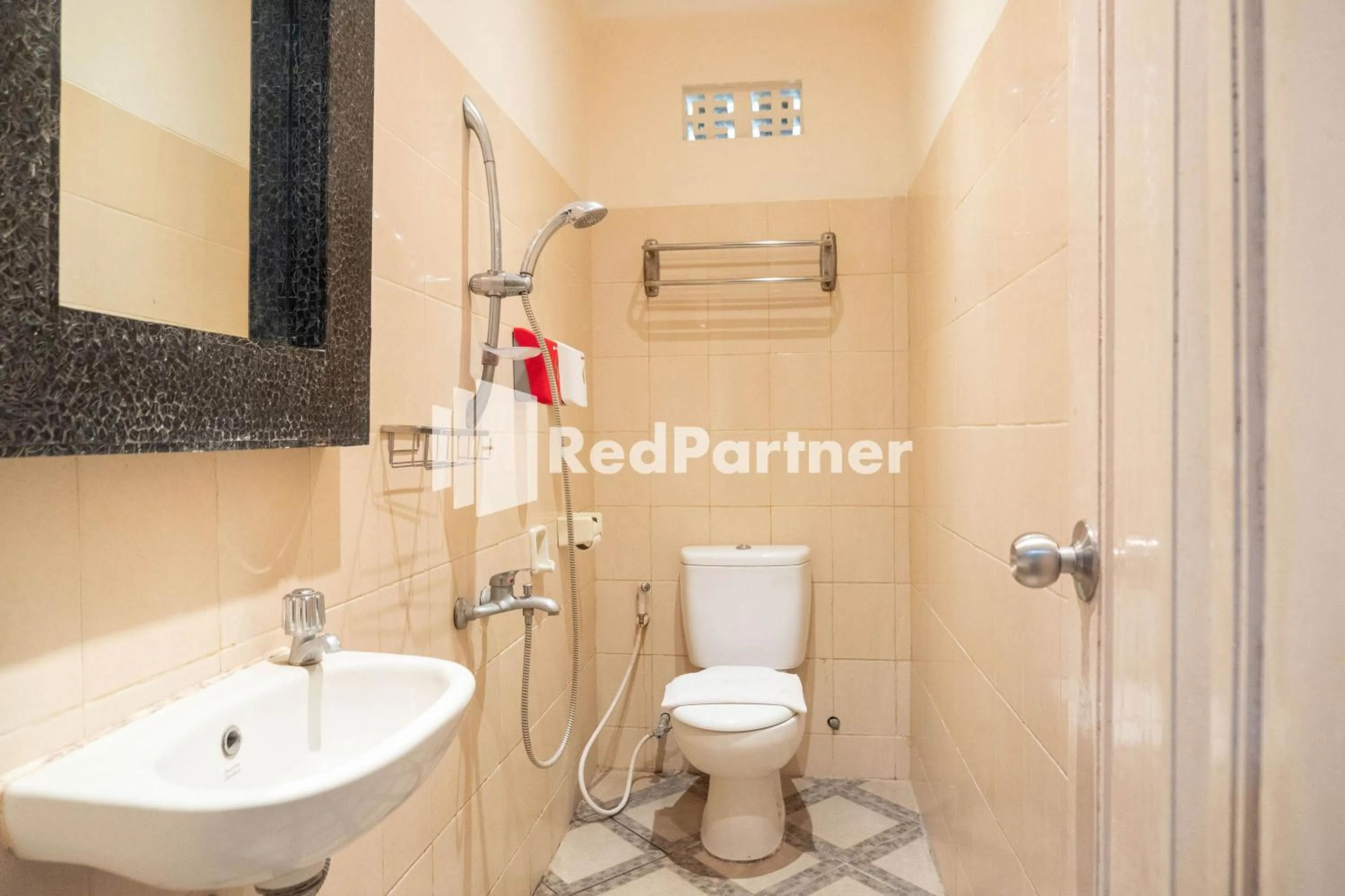 Bathroom in Monginsidi Guest House Syariah Malioboro Yogyakarta Mitra RedDoorz