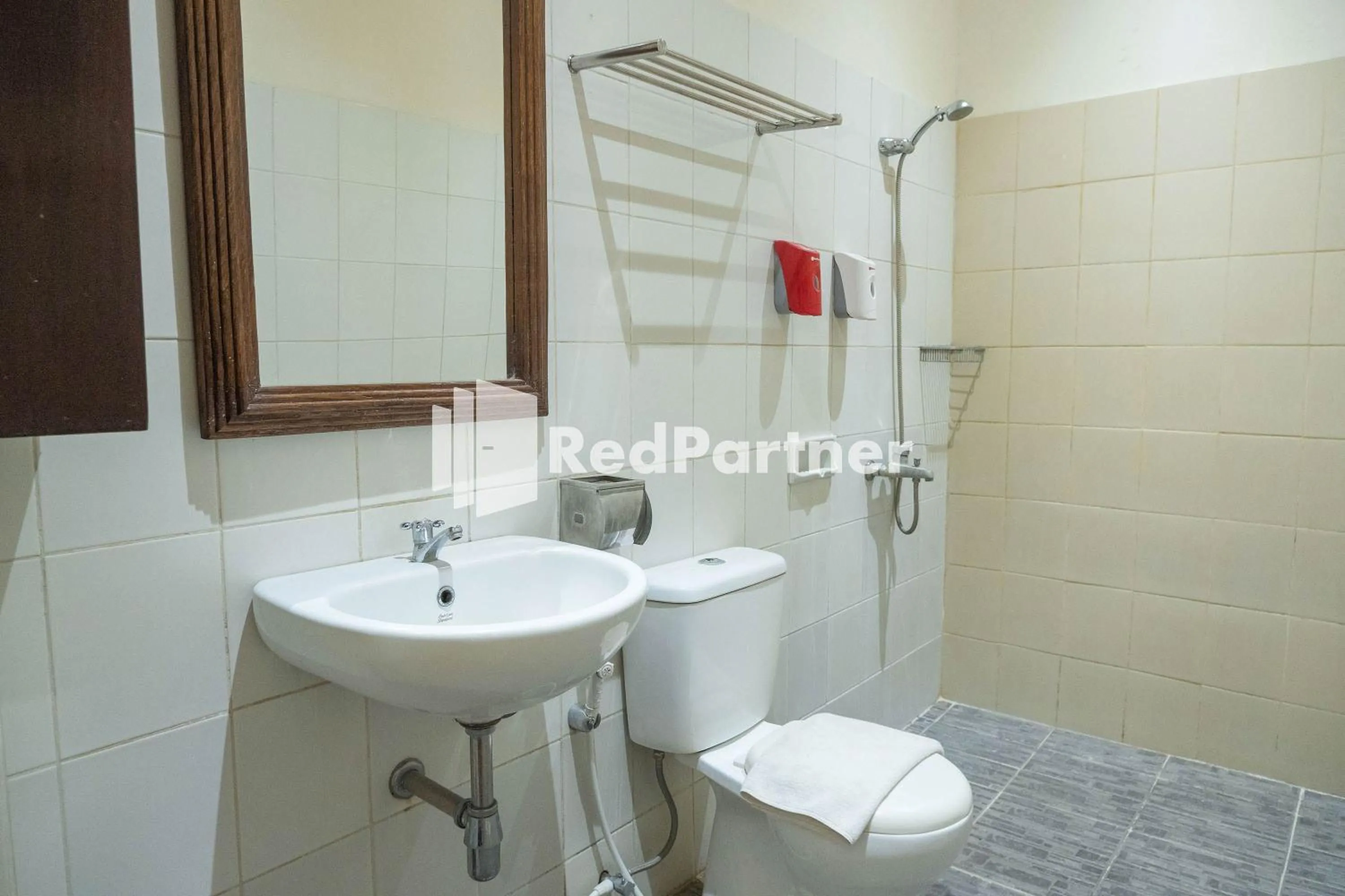 Bathroom in Monginsidi Guest House Syariah Malioboro Yogyakarta Mitra RedDoorz