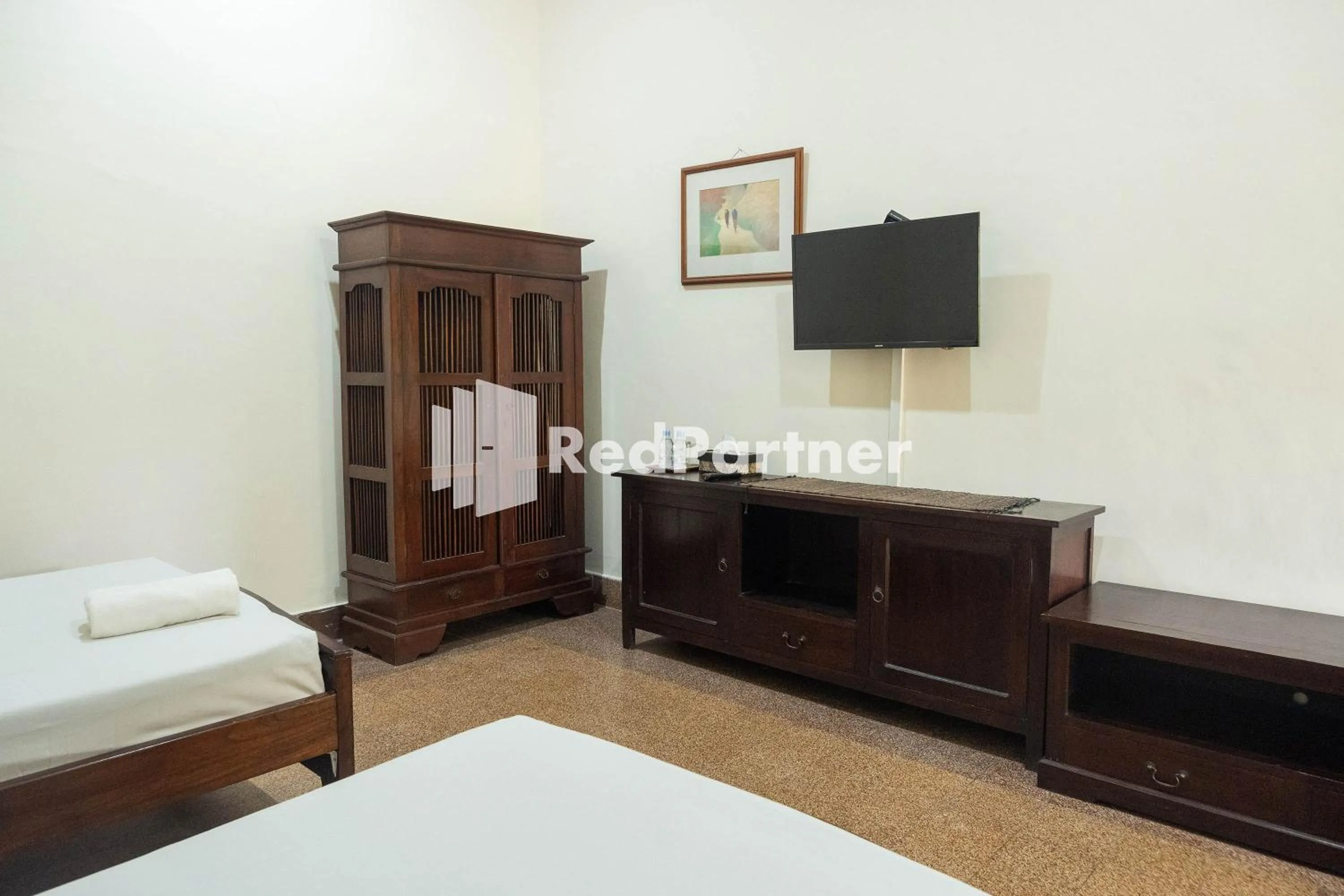 Bedroom, Bed in Monginsidi Guest House Syariah Malioboro Yogyakarta Mitra RedDoorz