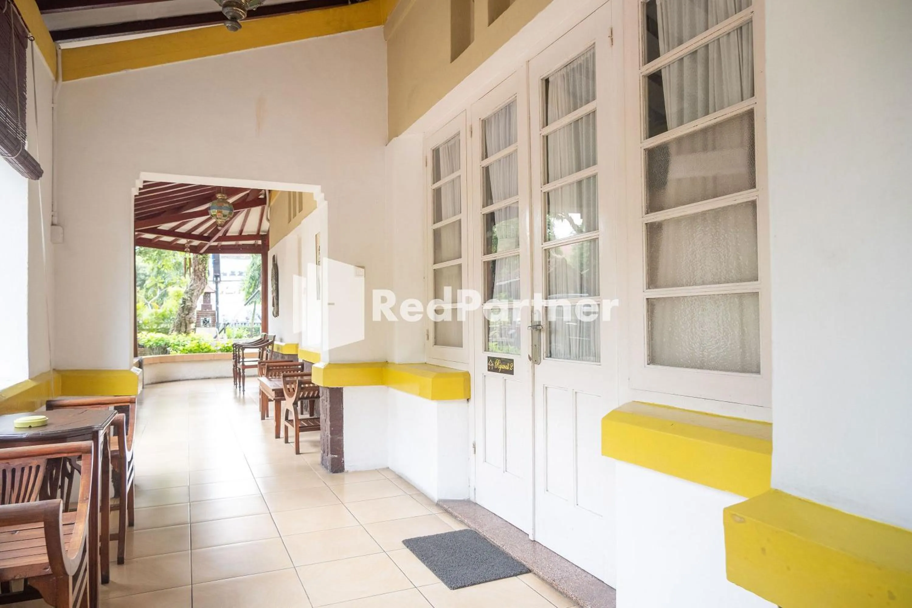 Seating area in Monginsidi Guest House Syariah Malioboro Yogyakarta Mitra RedDoorz