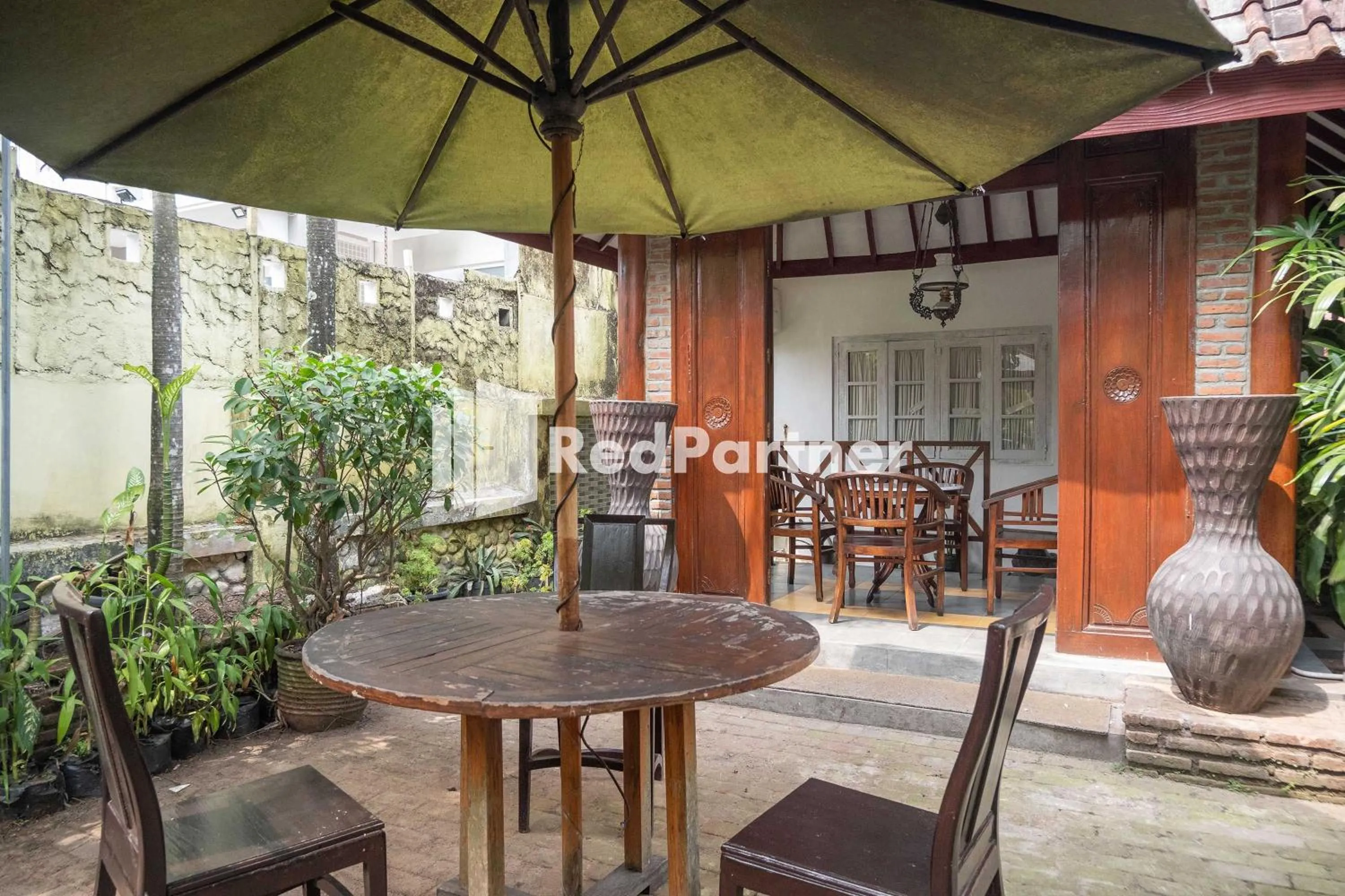 Seating area in Monginsidi Guest House Syariah Malioboro Yogyakarta Mitra RedDoorz