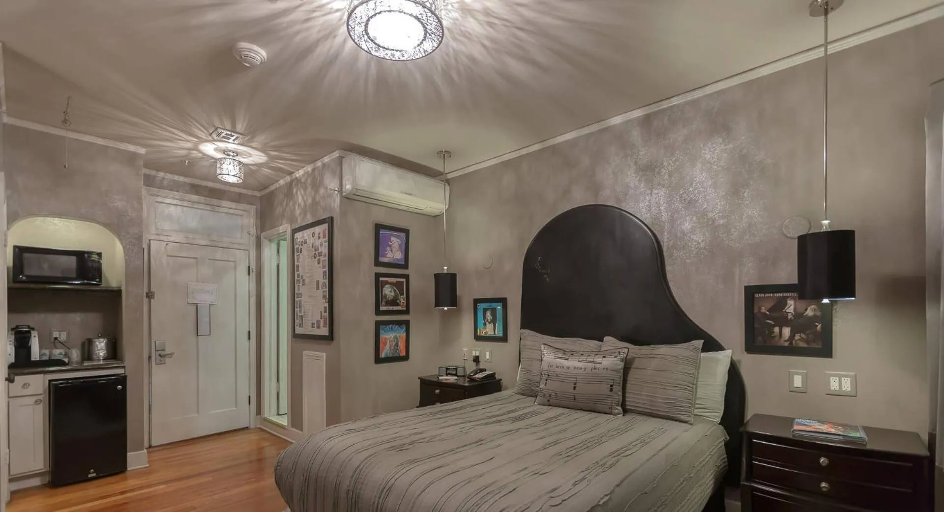 Bed in The Campbell Hotel