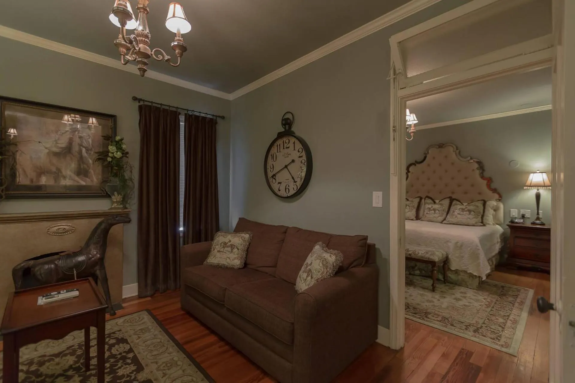 Living room, Bed in The Campbell Hotel