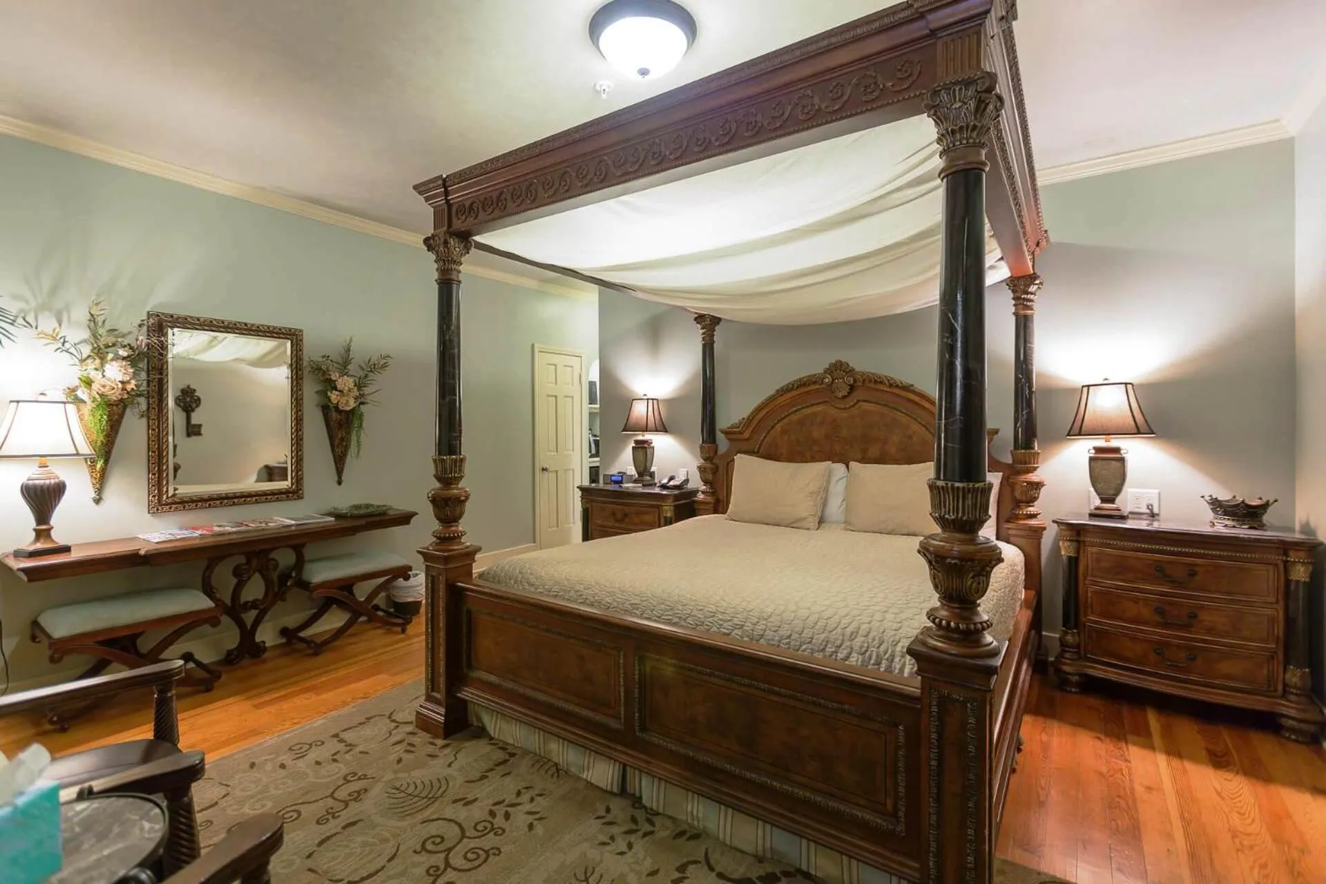 Photo of the whole room, Bed in The Campbell Hotel