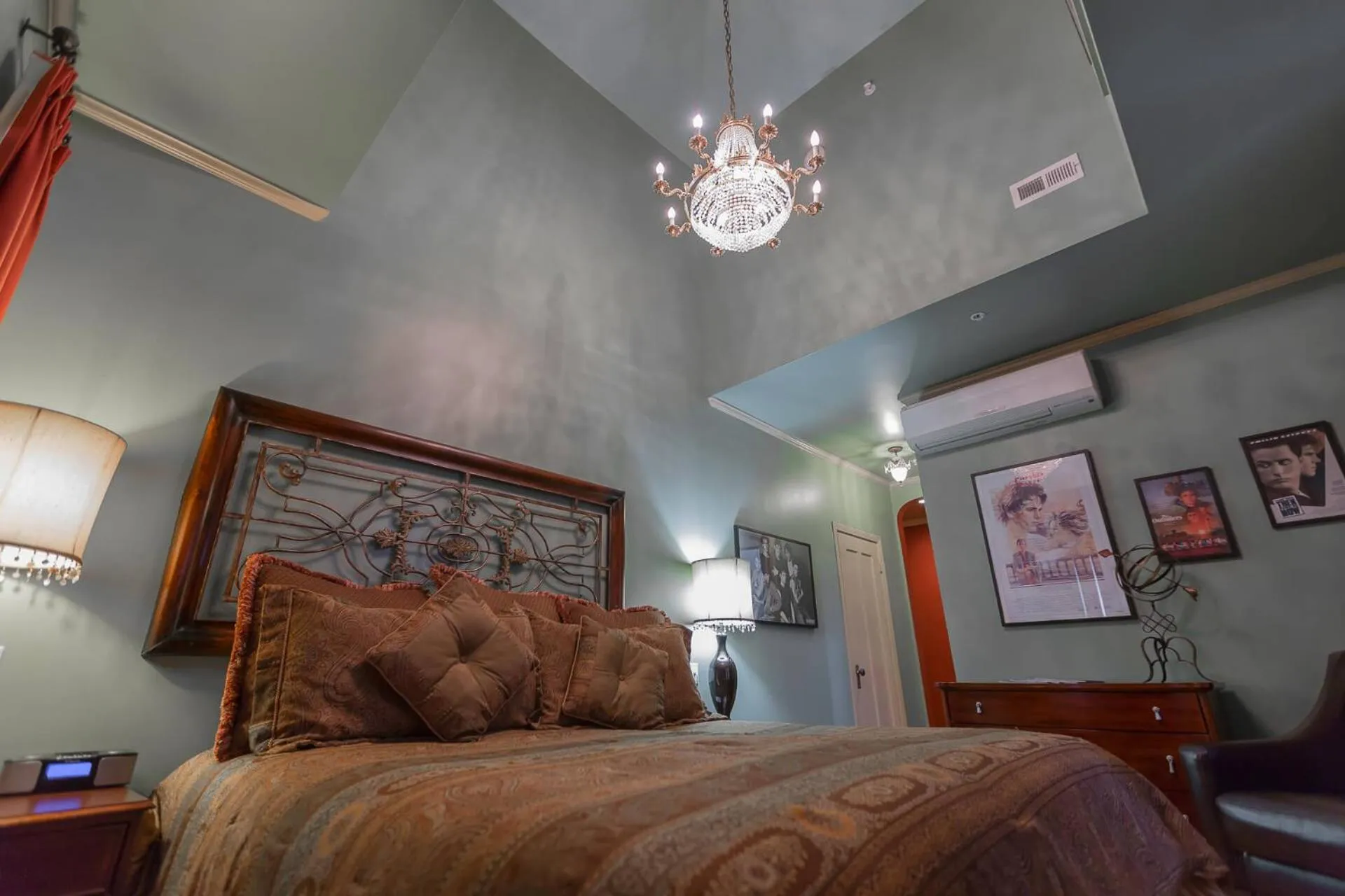 Bedroom in The Campbell Hotel