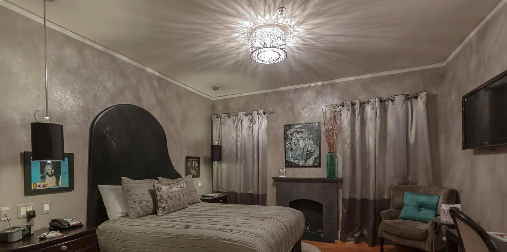 Bed in The Campbell Hotel