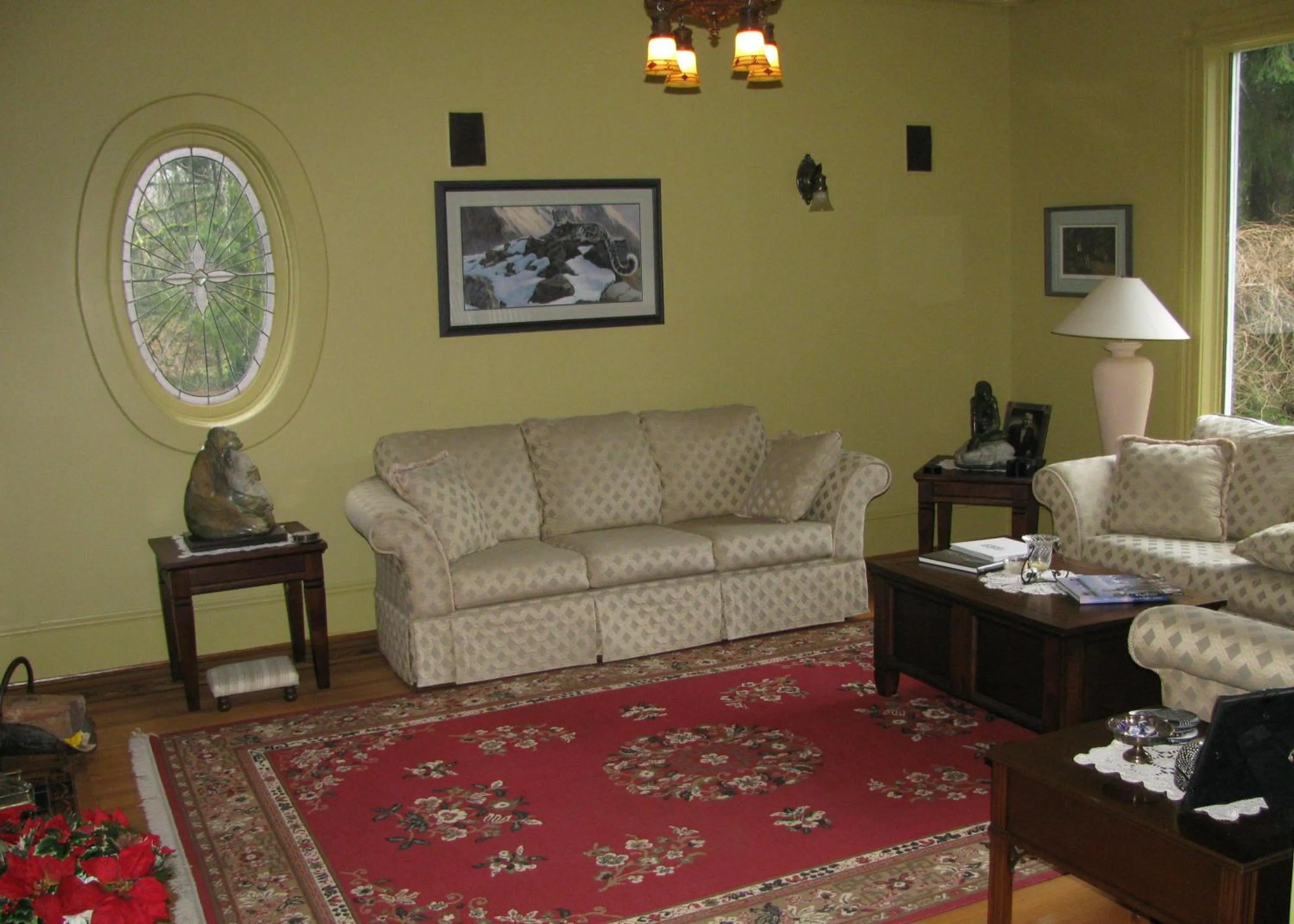 Seating area in Sasquatch Crossing Eco Lodge B&B