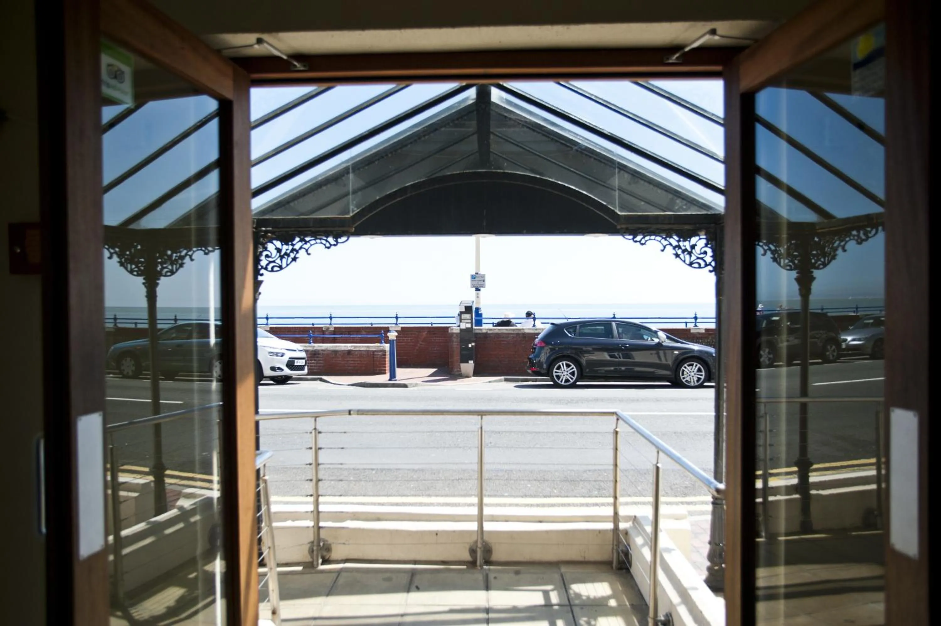 Facade/entrance in Shore View Hotel