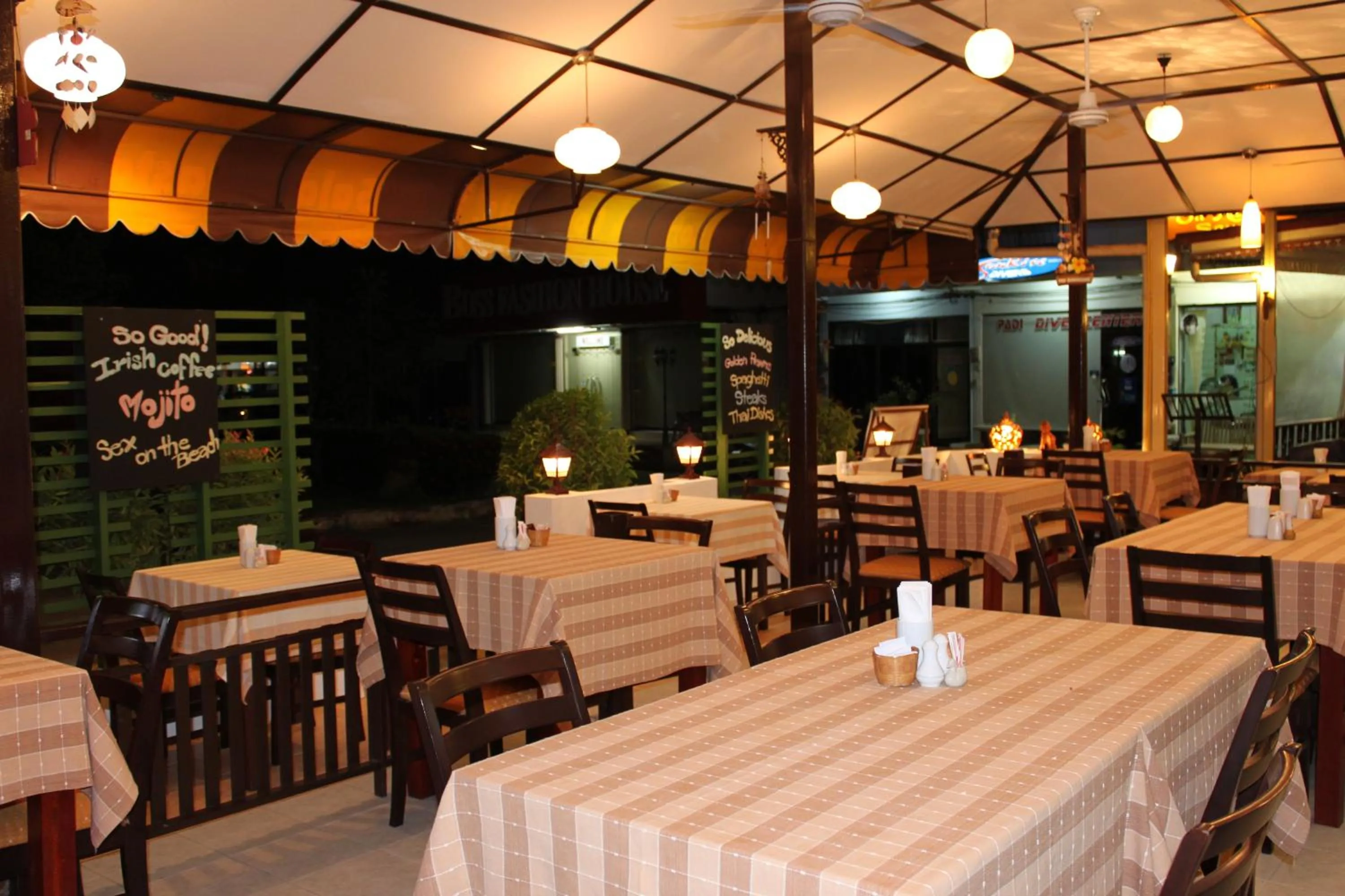 Restaurant/places to eat in Sala Bua Room