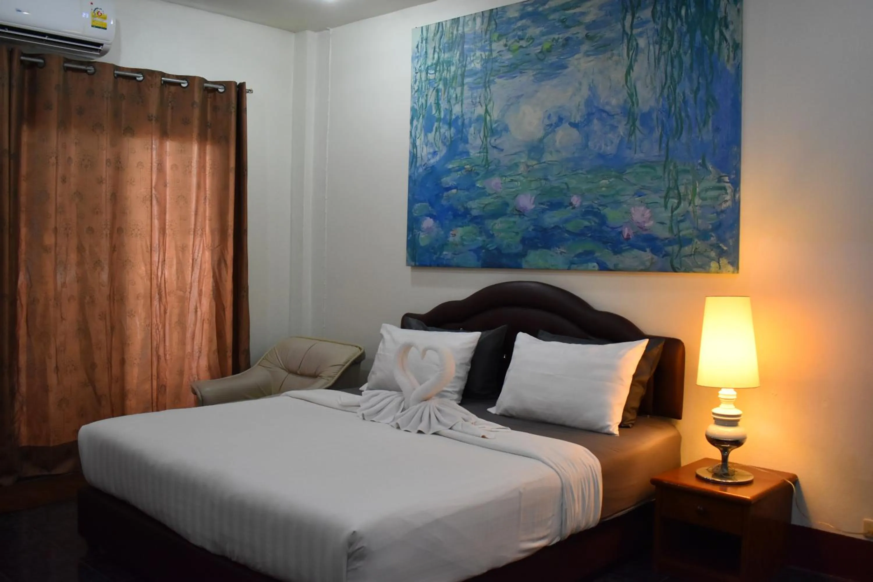 Bed in Sala Bua Room